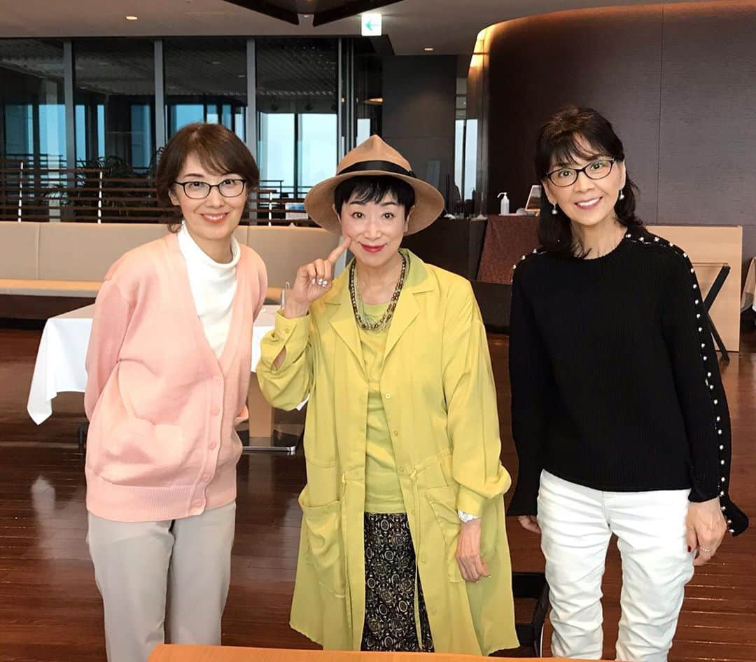 小川知子さんのインスタグラム写真 - (小川知子Instagram)「#子役会 #二子玉川ライズ #ランチタイム #柏木由紀子 #酒井和歌子 #小川知子 #手作りマスク #幼馴染  また会えて嬉しかった！ この三人は子役時代からの知り合い。  お二人のファンに私からのご紹介をしますね。  柏木由紀子(ユッコ) 子役会では1番のお姉さん。 お嬢さんキャラで昔から本当にお人形みたいに可愛かった。 見かけとのギャップが魅力的な人。 好奇心とチャレンジ精神が旺盛で非常に行動力があります。 芯が強くてその強さが見えないところが最大の魅力。 だから苦難を乗り越えられたのだと思います。  酒井和歌子(ワコちゃん) 彼女も見かけと違うタイプ。 私と同じB型です。 良い意味で普通の人です。 芸能界では珍しいナチュラルな人。 いつもバスに乗って何処でも行くワコちゃん。 スッピンでも綺麗なのに写真が大嫌い。 マイペースで自分を持っている人。 一緒に旅行に行ったら最高のタイプ。 前に私が作ったマスクがきっかけだったようで手作りマスクにハマったユッコ。 とても素敵な手作りマスクを頂きました。 ありがとう😊  また近々会うことを約束して解散。」6月19日 18時33分 - tomoko_ogawa_