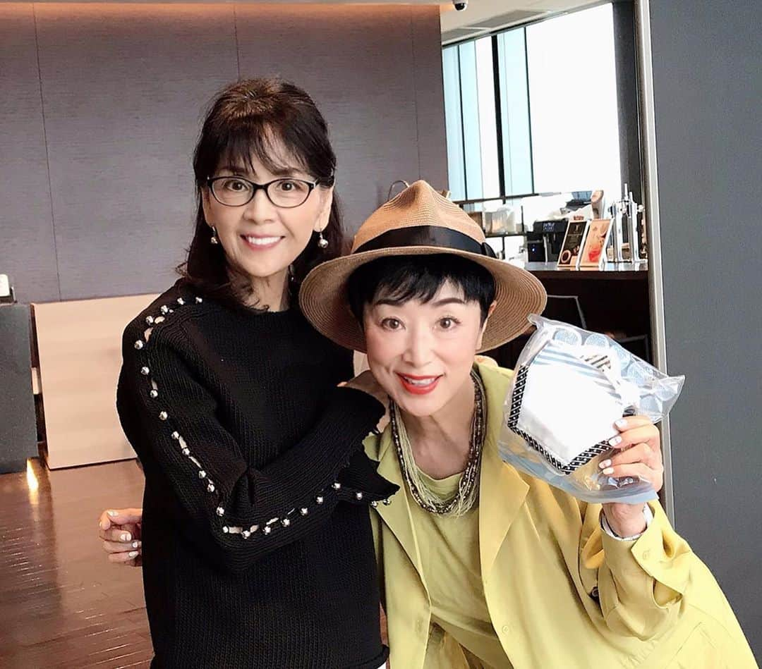 小川知子さんのインスタグラム写真 - (小川知子Instagram)「#子役会 #二子玉川ライズ #ランチタイム #柏木由紀子 #酒井和歌子 #小川知子 #手作りマスク #幼馴染  また会えて嬉しかった！ この三人は子役時代からの知り合い。  お二人のファンに私からのご紹介をしますね。  柏木由紀子(ユッコ) 子役会では1番のお姉さん。 お嬢さんキャラで昔から本当にお人形みたいに可愛かった。 見かけとのギャップが魅力的な人。 好奇心とチャレンジ精神が旺盛で非常に行動力があります。 芯が強くてその強さが見えないところが最大の魅力。 だから苦難を乗り越えられたのだと思います。  酒井和歌子(ワコちゃん) 彼女も見かけと違うタイプ。 私と同じB型です。 良い意味で普通の人です。 芸能界では珍しいナチュラルな人。 いつもバスに乗って何処でも行くワコちゃん。 スッピンでも綺麗なのに写真が大嫌い。 マイペースで自分を持っている人。 一緒に旅行に行ったら最高のタイプ。 前に私が作ったマスクがきっかけだったようで手作りマスクにハマったユッコ。 とても素敵な手作りマスクを頂きました。 ありがとう😊  また近々会うことを約束して解散。」6月19日 18時33分 - tomoko_ogawa_