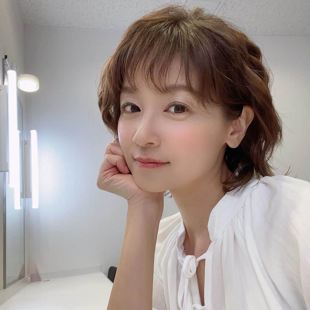 武藤乃子さんのインスタグラム写真 - (武藤乃子Instagram)「🎤 仕事時間が動き出しました。  久しぶりに、きちんとメイクをした日。マスカラを塗ったのなんて、何ヶ月ぶりだったかな？笑  まだまだ不安は尽きませんが、自分を守って周りも守る。 しっかり心掛けて、前に進もう！  みんなに会えて嬉しかった。  #アナウンサー #フリーアナウンサー #デュアルライフ #デュアルライフアナウンサー  #番組収録 #レギュラー番組」6月19日 18時43分 - muto_noriko.11