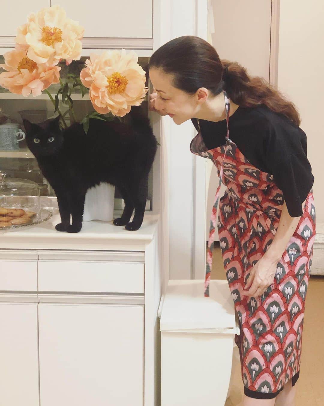 桐島かれんさんのインスタグラム写真 - (桐島かれんInstagram)「料理をしていると、必ず台所にやってくる黒猫のライカ。エプロンは、ハウスオブロータスのオリジナル。  #ハウスオブロータス　#黒猫 #houseoflotus」6月19日 18時35分 - houseoflotuskaren