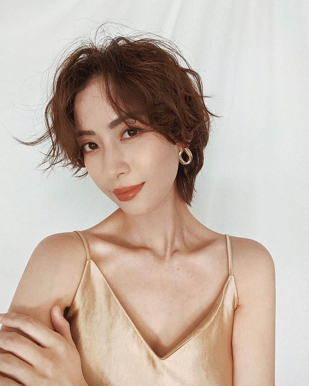ソンイのインスタグラム：「撮影の時にしてもらったヘアメイク🍊﻿ おうち時間中におこもり美容でたくさん試したスキンケア、一軍が定まってきて肌状態も良き🧖🏻‍♀️❤️﻿ ﻿ 私の一軍は二枚目のアイテムたち🔥﻿ これをその日の肌状態や気分に合わせて組み合わせてるよ☝🏻﻿ ﻿ 新入りした中でお気に入りなのが @xoul_japan のクリームマスク💯﻿ ﻿ 韓国で大人気のシリーズが日本上陸と知って使うの楽しみだったんだけどクリームマスクのネーミング通りテクスチャーがとろりとした乳液のような美容液がシートにひたひたに染み込んでて😳💕﻿ しかも今大注目のヒト幹細胞がマスクで取り入れられるのはかなり嬉しい🥺✨﻿ 保湿感抜群なのに肌から外した後はさっぱりしてて贅沢な朝スキンケアとしても気に入ってます☀️﻿ シート取ったあとも袋にまだたっぷり残っちゃうくらいだからそれも余らす事なく身体に塗っちゃうよ😙﻿ ﻿ #ヒト幹細胞コスメ #PR #XOUL #XOULJAPAN ﻿ #韓国コスメ #シートマスク #おこもり美容﻿」