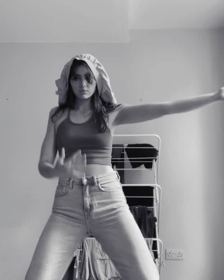 Amelia Zadroのインスタグラム：「Cleaning day. Caption Nikita’s face in comments ⬇️ 🐊🐊🐊 Song is Real Wild Child by Iggy Pop」