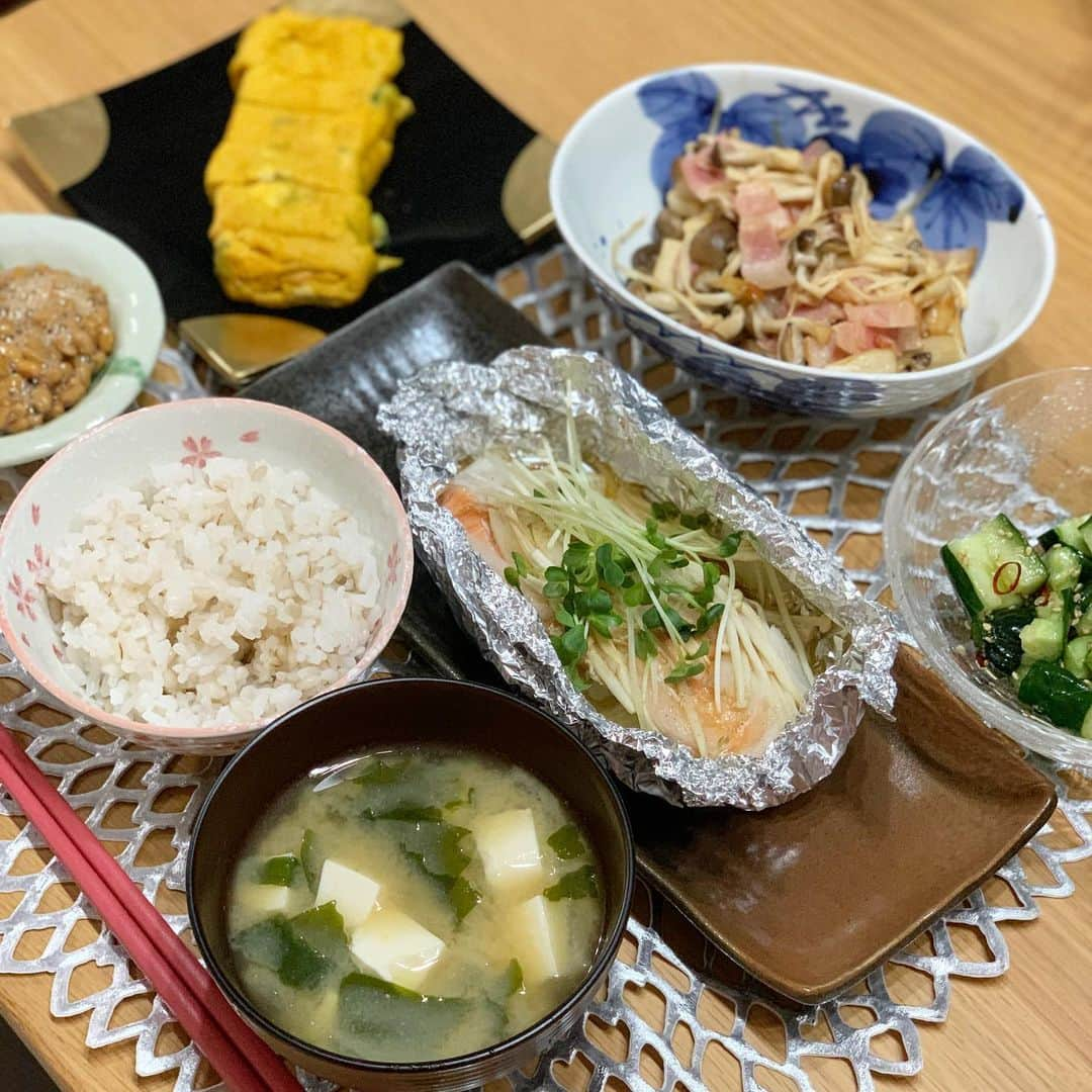 奥山夏織さんのインスタグラム写真 - (奥山夏織Instagram)「晩ご飯🍽家のご飯がやっぱり1番好き💓 ・ 🍴#鮭のホイル焼き 🍴#きのことベーコンのマヨポン炒め 🍴#きゅうりのごま油和え 🍴#出し巻き卵 🍴#味噌汁 #押麦入りご飯 #納豆 ・・・ #かおりずキッチン #cooking #料理 #主婦料理 #OL料理 #クッキング #ご飯#foodinsta #food #foodstagram #おうちご飯 #お家ごはん」6月19日 18時48分 - okuyama_kaori