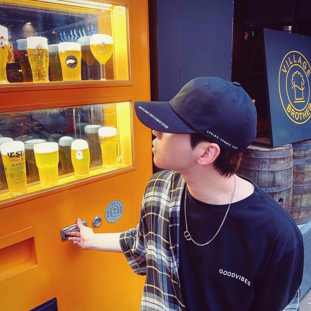 DINDINさんのインスタグラム写真 - (DINDINInstagram)「☀️ + 🍺 = GOODVIBES #슬리피 #GOODVIBES #티셔츠 #이번에는잘되길 #모자 #bizzareimagination @sleepysta @bizzareimagination_official」6月19日 18時52分 - dindinem