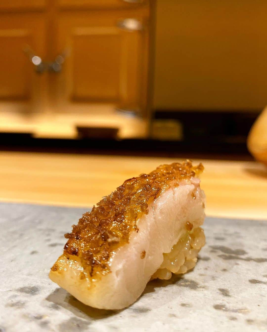 濱野りれさんのインスタグラム写真 - (濱野りれInstagram)「Sushi '𝙁𝙪𝙟𝙞𝙣𝙖𝙜𝙖’ The one and only sushi restaurant that offers excitement every time I visit. This time, Crab Shumai🔥 I had never experienced eating it at well-established  sushi restaurant.  The crab taste and the caviar, instead of soy sauce, matched perfectly. It made me smack my lips.😋 Want to taste it?? Tap tap❤️ . . しばらくぶりの'ふじなが'へ🐟 毎回感動をくれるってわかってても お寿司の名店からシュウマイがでてきた時はさすがにビックリ😳❗️ 蟹の旨味がギュッと詰まったタネと お醤油がわりのキャビアの相性がまた抜群で、大将の鬼才ぶりも存分に再確認できた日でした💕 次の予約も楽しみにしています😋💛 . . #rirelog#fujinaga#sushifujinaga #sushi#sushistagram#sushimania#sushilover#japanesefood#japanesefoodlover#tokyoeats#tokyogourmet#tokyojapan#eatlover#lovesushi #초밥#일식#鮨ふじなが#ふじなが#美食#寿司#日本#和食#日本食#麻布十番グルメ#六本木グルメ#予約困難店#お寿司#食べログ高評価#会員制#会員制グルメ」6月19日 18時54分 - riregram