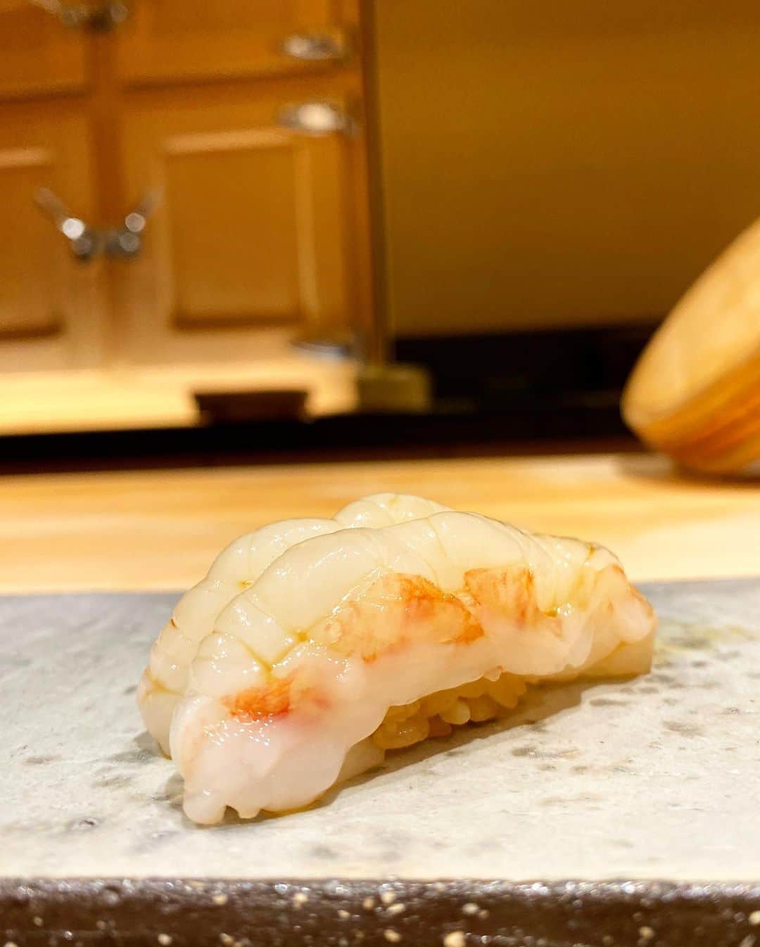 濱野りれさんのインスタグラム写真 - (濱野りれInstagram)「Sushi '𝙁𝙪𝙟𝙞𝙣𝙖𝙜𝙖’ The one and only sushi restaurant that offers excitement every time I visit. This time, Crab Shumai🔥 I had never experienced eating it at well-established  sushi restaurant.  The crab taste and the caviar, instead of soy sauce, matched perfectly. It made me smack my lips.😋 Want to taste it?? Tap tap❤️ . . しばらくぶりの'ふじなが'へ🐟 毎回感動をくれるってわかってても お寿司の名店からシュウマイがでてきた時はさすがにビックリ😳❗️ 蟹の旨味がギュッと詰まったタネと お醤油がわりのキャビアの相性がまた抜群で、大将の鬼才ぶりも存分に再確認できた日でした💕 次の予約も楽しみにしています😋💛 . . #rirelog#fujinaga#sushifujinaga #sushi#sushistagram#sushimania#sushilover#japanesefood#japanesefoodlover#tokyoeats#tokyogourmet#tokyojapan#eatlover#lovesushi #초밥#일식#鮨ふじなが#ふじなが#美食#寿司#日本#和食#日本食#麻布十番グルメ#六本木グルメ#予約困難店#お寿司#食べログ高評価#会員制#会員制グルメ」6月19日 18時54分 - riregram