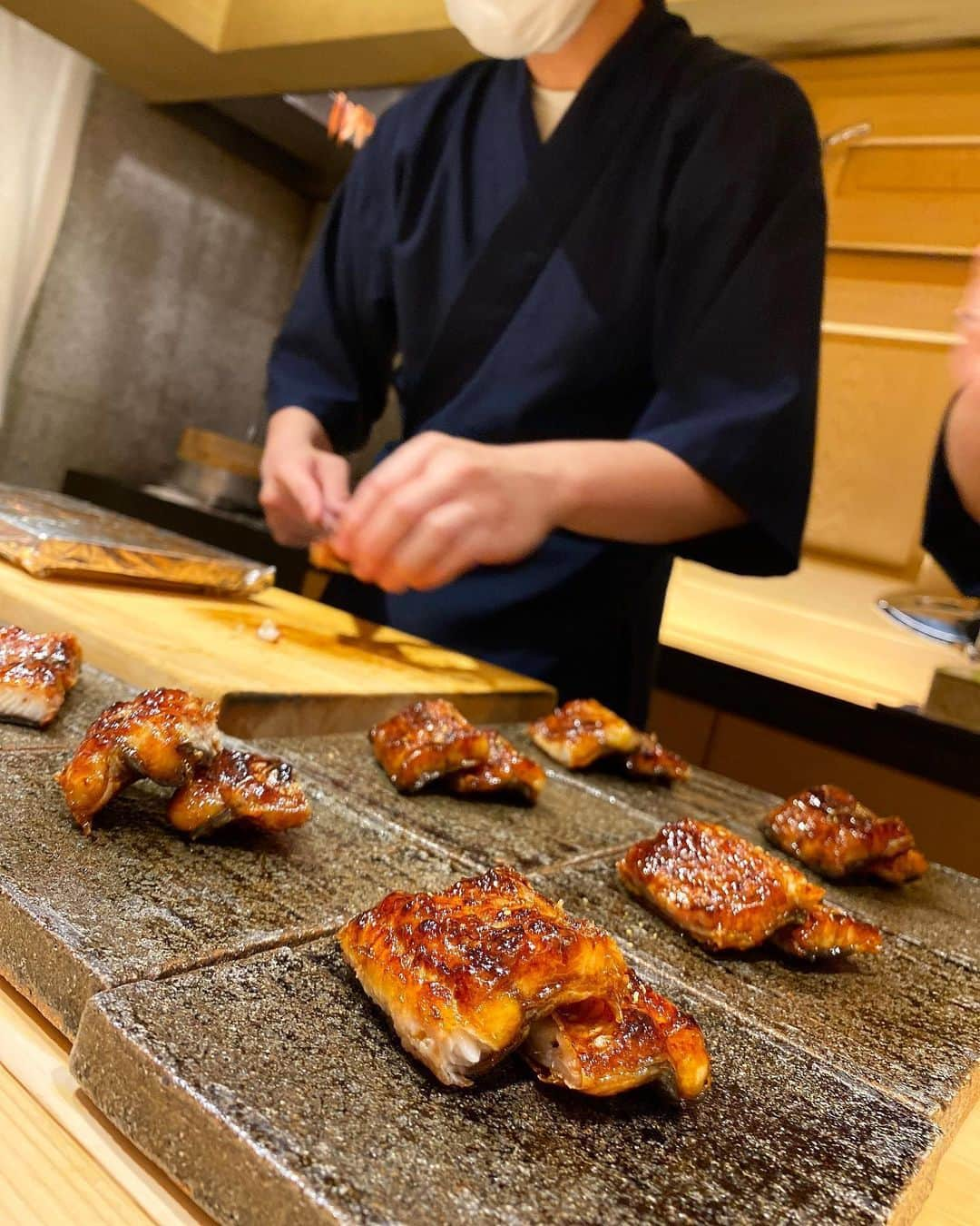 濱野りれさんのインスタグラム写真 - (濱野りれInstagram)「Sushi '𝙁𝙪𝙟𝙞𝙣𝙖𝙜𝙖’ The one and only sushi restaurant that offers excitement every time I visit. This time, Crab Shumai🔥 I had never experienced eating it at well-established  sushi restaurant.  The crab taste and the caviar, instead of soy sauce, matched perfectly. It made me smack my lips.😋 Want to taste it?? Tap tap❤️ . . しばらくぶりの'ふじなが'へ🐟 毎回感動をくれるってわかってても お寿司の名店からシュウマイがでてきた時はさすがにビックリ😳❗️ 蟹の旨味がギュッと詰まったタネと お醤油がわりのキャビアの相性がまた抜群で、大将の鬼才ぶりも存分に再確認できた日でした💕 次の予約も楽しみにしています😋💛 . . #rirelog#fujinaga#sushifujinaga #sushi#sushistagram#sushimania#sushilover#japanesefood#japanesefoodlover#tokyoeats#tokyogourmet#tokyojapan#eatlover#lovesushi #초밥#일식#鮨ふじなが#ふじなが#美食#寿司#日本#和食#日本食#麻布十番グルメ#六本木グルメ#予約困難店#お寿司#食べログ高評価#会員制#会員制グルメ」6月19日 18時54分 - riregram