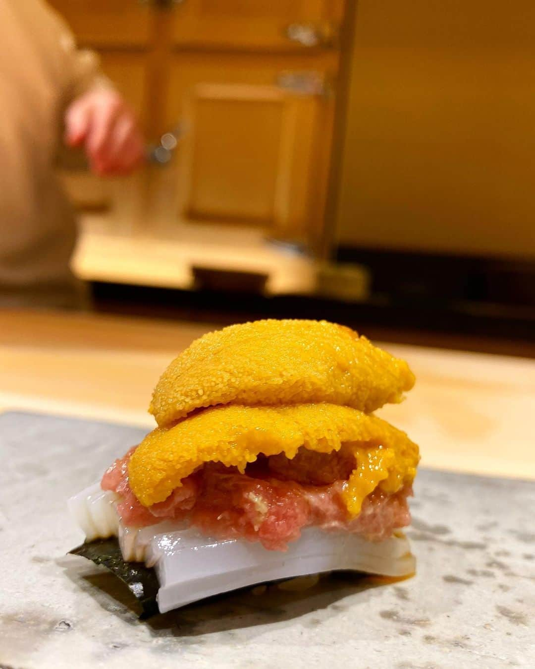 濱野りれさんのインスタグラム写真 - (濱野りれInstagram)「Sushi '𝙁𝙪𝙟𝙞𝙣𝙖𝙜𝙖’ The one and only sushi restaurant that offers excitement every time I visit. This time, Crab Shumai🔥 I had never experienced eating it at well-established  sushi restaurant.  The crab taste and the caviar, instead of soy sauce, matched perfectly. It made me smack my lips.😋 Want to taste it?? Tap tap❤️ . . しばらくぶりの'ふじなが'へ🐟 毎回感動をくれるってわかってても お寿司の名店からシュウマイがでてきた時はさすがにビックリ😳❗️ 蟹の旨味がギュッと詰まったタネと お醤油がわりのキャビアの相性がまた抜群で、大将の鬼才ぶりも存分に再確認できた日でした💕 次の予約も楽しみにしています😋💛 . . #rirelog#fujinaga#sushifujinaga #sushi#sushistagram#sushimania#sushilover#japanesefood#japanesefoodlover#tokyoeats#tokyogourmet#tokyojapan#eatlover#lovesushi #초밥#일식#鮨ふじなが#ふじなが#美食#寿司#日本#和食#日本食#麻布十番グルメ#六本木グルメ#予約困難店#お寿司#食べログ高評価#会員制#会員制グルメ」6月19日 18時54分 - riregram