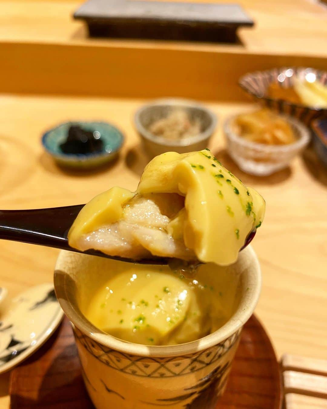 濱野りれさんのインスタグラム写真 - (濱野りれInstagram)「Sushi '𝙁𝙪𝙟𝙞𝙣𝙖𝙜𝙖’ The one and only sushi restaurant that offers excitement every time I visit. This time, Crab Shumai🔥 I had never experienced eating it at well-established  sushi restaurant.  The crab taste and the caviar, instead of soy sauce, matched perfectly. It made me smack my lips.😋 Want to taste it?? Tap tap❤️ . . しばらくぶりの'ふじなが'へ🐟 毎回感動をくれるってわかってても お寿司の名店からシュウマイがでてきた時はさすがにビックリ😳❗️ 蟹の旨味がギュッと詰まったタネと お醤油がわりのキャビアの相性がまた抜群で、大将の鬼才ぶりも存分に再確認できた日でした💕 次の予約も楽しみにしています😋💛 . . #rirelog#fujinaga#sushifujinaga #sushi#sushistagram#sushimania#sushilover#japanesefood#japanesefoodlover#tokyoeats#tokyogourmet#tokyojapan#eatlover#lovesushi #초밥#일식#鮨ふじなが#ふじなが#美食#寿司#日本#和食#日本食#麻布十番グルメ#六本木グルメ#予約困難店#お寿司#食べログ高評価#会員制#会員制グルメ」6月19日 18時54分 - riregram