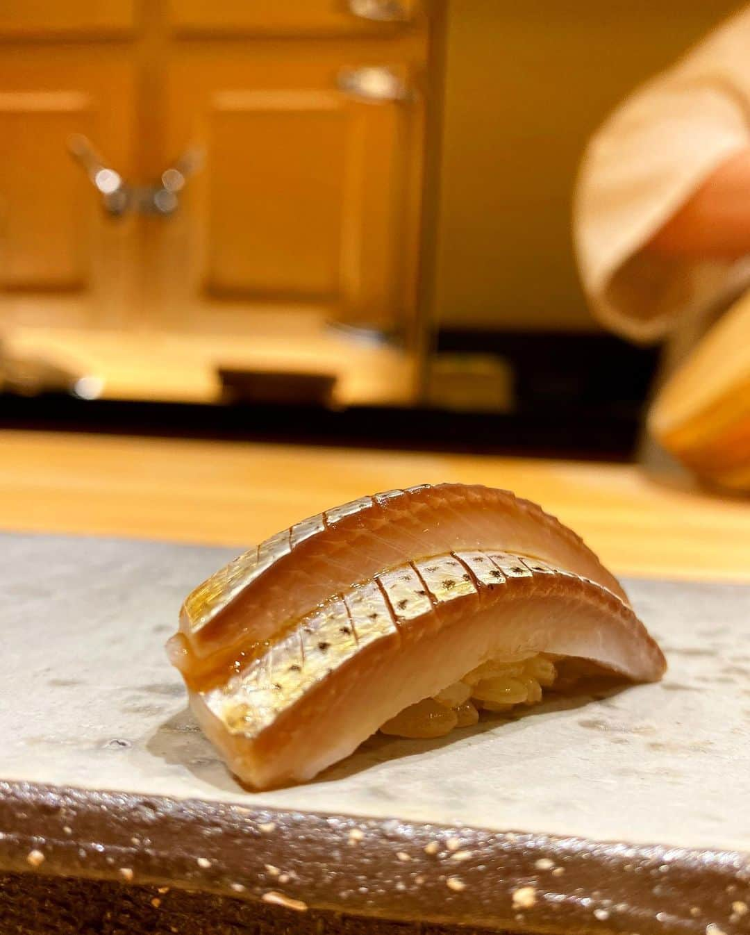 濱野りれさんのインスタグラム写真 - (濱野りれInstagram)「Sushi '𝙁𝙪𝙟𝙞𝙣𝙖𝙜𝙖’ The one and only sushi restaurant that offers excitement every time I visit. This time, Crab Shumai🔥 I had never experienced eating it at well-established  sushi restaurant.  The crab taste and the caviar, instead of soy sauce, matched perfectly. It made me smack my lips.😋 Want to taste it?? Tap tap❤️ . . しばらくぶりの'ふじなが'へ🐟 毎回感動をくれるってわかってても お寿司の名店からシュウマイがでてきた時はさすがにビックリ😳❗️ 蟹の旨味がギュッと詰まったタネと お醤油がわりのキャビアの相性がまた抜群で、大将の鬼才ぶりも存分に再確認できた日でした💕 次の予約も楽しみにしています😋💛 . . #rirelog#fujinaga#sushifujinaga #sushi#sushistagram#sushimania#sushilover#japanesefood#japanesefoodlover#tokyoeats#tokyogourmet#tokyojapan#eatlover#lovesushi #초밥#일식#鮨ふじなが#ふじなが#美食#寿司#日本#和食#日本食#麻布十番グルメ#六本木グルメ#予約困難店#お寿司#食べログ高評価#会員制#会員制グルメ」6月19日 18時54分 - riregram