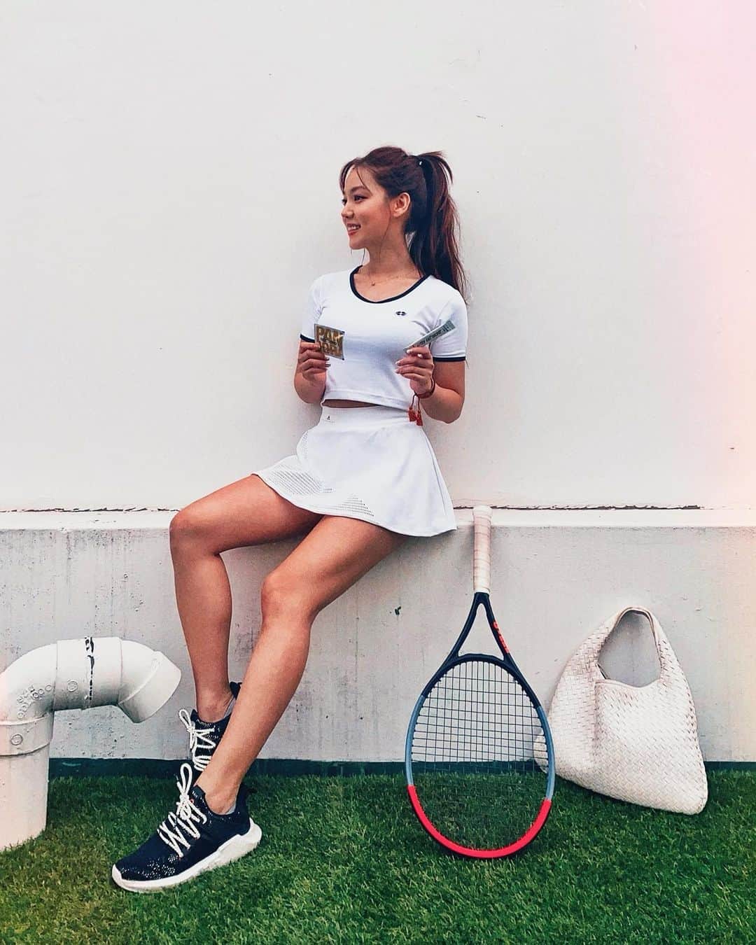 キム・ヒジョンさんのインスタグラム写真 - (キム・ヒジョンInstagram)「🎾💦💚💙 다이어트를 위해 식이조절을 할 때 마다 에너지 부족으로 지치거나 예민할 때가 많은데요. 요즘 지속 섭취하고 있는 판도라 2020는 에너지 생성과 스트레스 완화를 도와주어 다이어트할 수 있는 최상의 몸으로  워밍업 해주는 느낌이 드는 제품이에요! . 플러스! 슬림모먼티까지 같이 챙기면 체중 감량에 좀 더 도움이 된답니다.! 두 제품 모두 파우치에 쏙 들어가는 크기라 언제 어디서나 편하게 챙길 수 있는 점! 참 좋아요~ . 지금 뉴트리몰에서 다이어트 워밍업&유지업 셀럽박스 세트로 특급할인+굿즈까지 얻을 수 있으니 확인해 보세요! #판도라 #판도라다이어트 #이너다이어트 #판도라2020 #슬림모먼티」6月19日 18時56分 - kimheebibi
