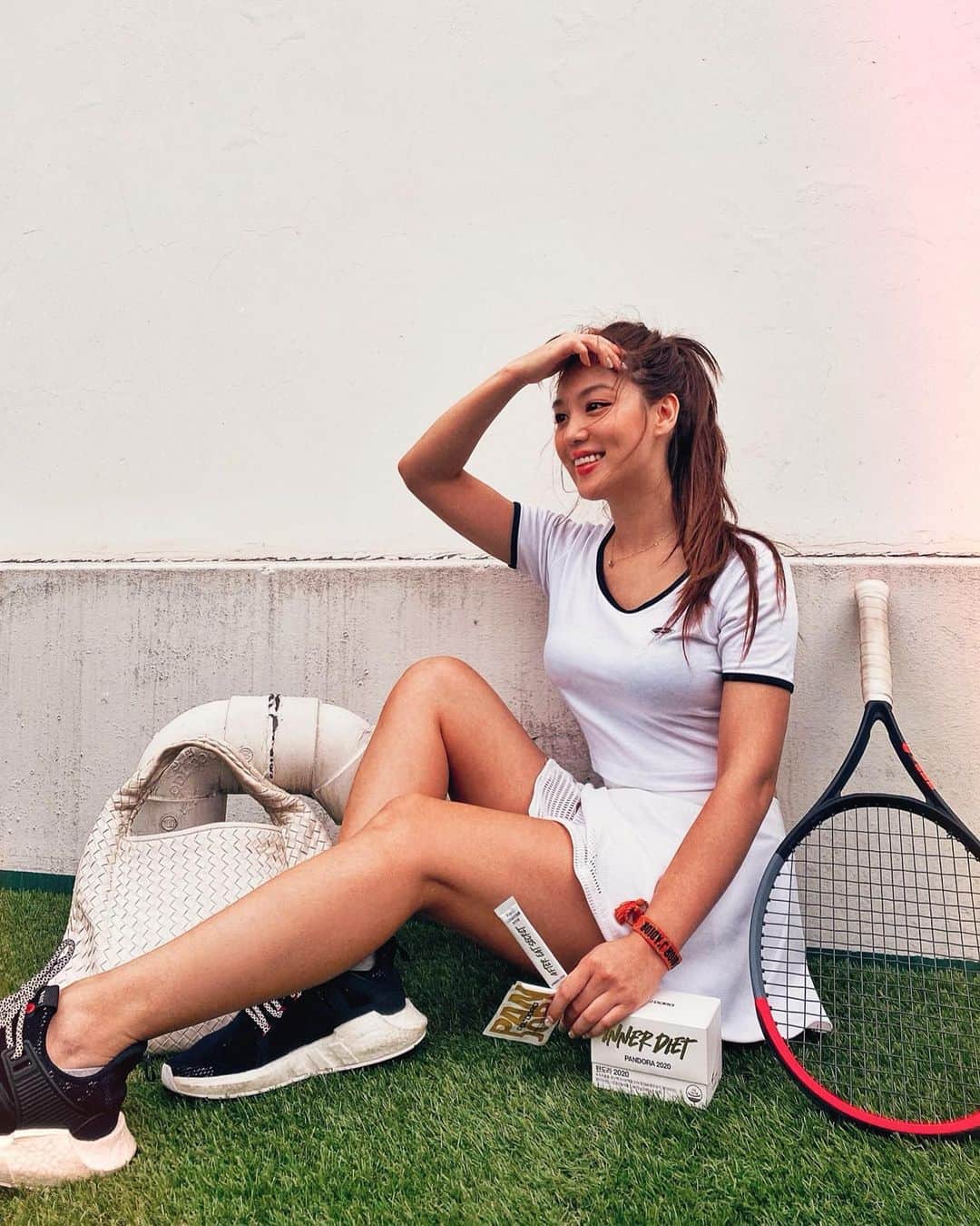 キム・ヒジョンさんのインスタグラム写真 - (キム・ヒジョンInstagram)「🎾💦💚💙 다이어트를 위해 식이조절을 할 때 마다 에너지 부족으로 지치거나 예민할 때가 많은데요. 요즘 지속 섭취하고 있는 판도라 2020는 에너지 생성과 스트레스 완화를 도와주어 다이어트할 수 있는 최상의 몸으로  워밍업 해주는 느낌이 드는 제품이에요! . 플러스! 슬림모먼티까지 같이 챙기면 체중 감량에 좀 더 도움이 된답니다.! 두 제품 모두 파우치에 쏙 들어가는 크기라 언제 어디서나 편하게 챙길 수 있는 점! 참 좋아요~ . 지금 뉴트리몰에서 다이어트 워밍업&유지업 셀럽박스 세트로 특급할인+굿즈까지 얻을 수 있으니 확인해 보세요! #판도라 #판도라다이어트 #이너다이어트 #판도라2020 #슬림모먼티」6月19日 18時56分 - kimheebibi