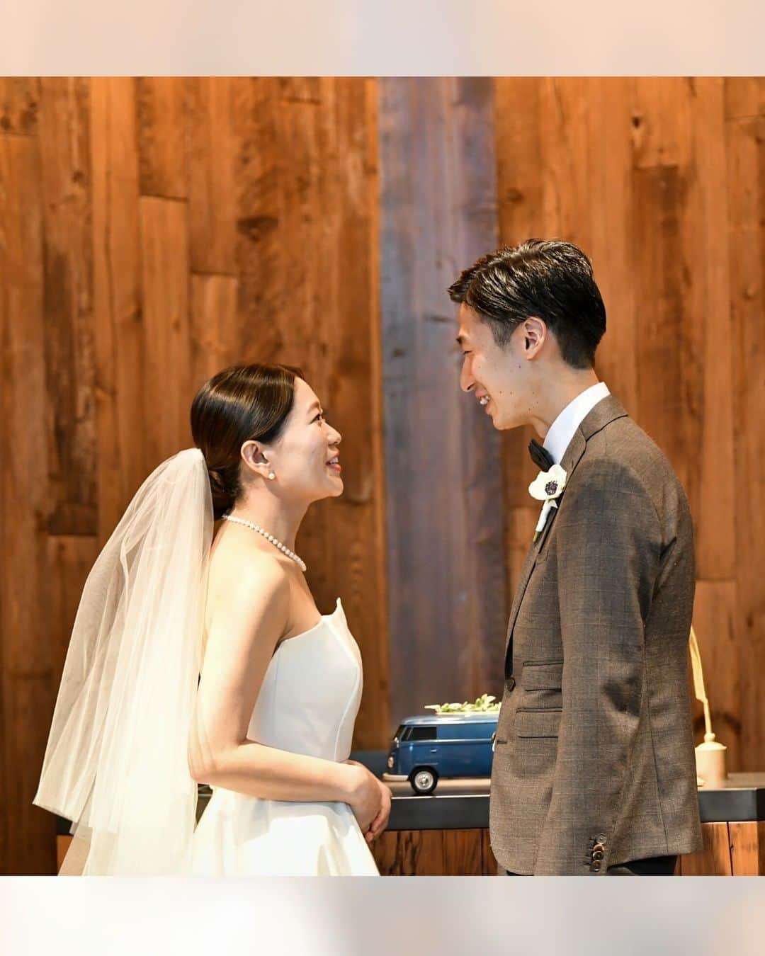 Wedding Park 公式のインスタグラム：「こんばんは！ #ウエディングパーク のハナレポ編集部です💁  ステキな #結婚式 を紹介しています✨ ※現在ハナレポ2周年キャンペーン開催中！詳細は6枚目の画像をチェック！ . 今日は @momo____0112 さん💓 . hand in hand (はぐれない)心をゲストと家族とそして旦那さんと感じた結婚式✨ ————————————————————— 👰 @momo____0112 さんの #ハナレポ ✍️ https://s.weddingpark.net/hanarepo/8042/ 会場： @trunkhotel_wedding  #trunk花嫁 開催時期：2020年1月 ————————————————————— . ♥大変だった準備もすべてが報われた感動の当日 ♥ @nae.atelier で見つけた運命の一着 ♥しっかり存在感を出しつつお二人がメインになる装花 ♥このクオリティで格安のプロフィールブック . ＊＊＊＊＊＊＊＊＊ 「 #ハナレポ 」とは誰でも簡単につくれる #結婚式レポート のサービスです！ プロフィールのリンクから飛べます！ ハナレポをつくったら @weddingpark をタグ付けして、キャプチャなどを投稿してください☺️ 公式インスタで、ありがとうの気持ちを込めてシェアします💖 ＊＊＊＊＊＊＊＊＊」