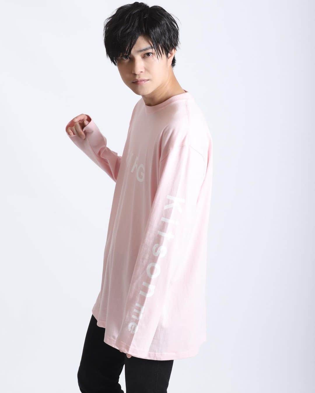 桜木那智のインスタグラム：「kitson me コラボ！！ 今日はピンク🧚‍♂️ ナチラルな ピンクかわいいですよね。 あ、ナチュラル。笑  詳細はコチラ https://www.kitson-me.jp/SHOP/307933/336760/list.html」