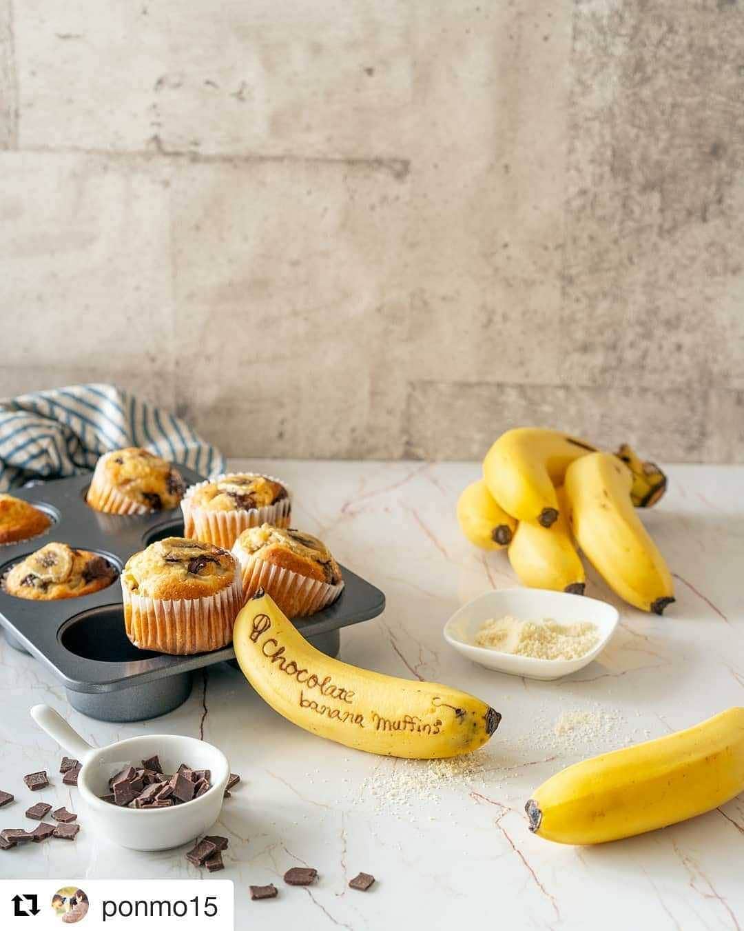 Dole_jp ドール ジャパンさんのインスタグラム写真 - (Dole_jp ドール ジャパンInstagram)「バナナとチョコの相性は抜群ですね✨ ヨーグルトや黒ごまなどと一緒でも美味しく召し上がって頂けます😝 . . #Repost @ponmo15 (@get_repost) ・・・ Chocolate banana muffin✨ 今日のおやつはチョコバナナマフィン🍌  バナナはいろいろなお菓子にもパンにも合うからお菓子作りが楽しい。パウンドケーキやマドレーヌ用に何本か皮が変色するまで完熟させてみるつもりです🍌  おすそ分けしたけどそれでもまだまだある🍌🍌🍌🍌🍌 しばらくバナナの投稿が続きそうです🍌  @dole_jp #DoleBananaSmile #Dole #バナナ #チョコバナナマフィン #chocolatebananamuffin #おやつ#お菓子作り #お菓子作り大好き #コッタ #tomiz #ドルチェ #ヴァローナ  #snapmart #アンバサダー #PR  #置き画 #置き画倶楽部 #物撮り #ブツ撮りが好き #photo #photography  #photooftheday #insta #instagood」6月19日 19時08分 - dole.sunshine.jp