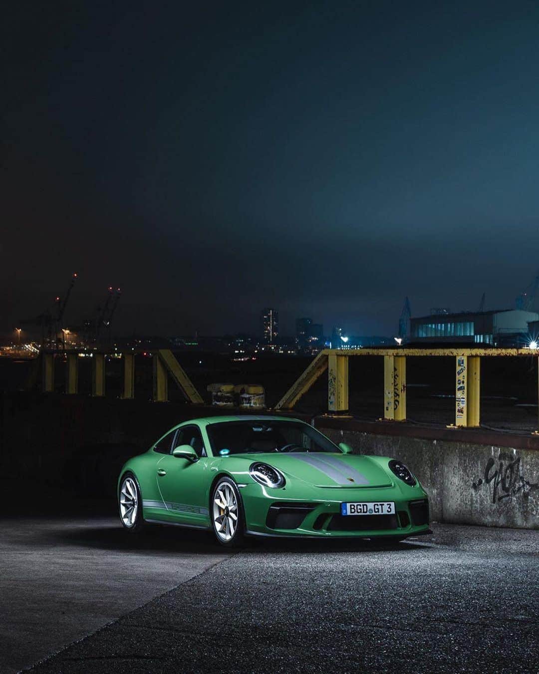 Porscheさんのインスタグラム写真 - (PorscheInstagram)「Harbourside contemplation. (📸 @leonwiedenhoff) #PorscheMoment __ Fuel consumption combined: 911 GT3 with Touring Package: 13.3 l/100 km; CO2 emissions 302 g/km」6月19日 19時02分 - porsche