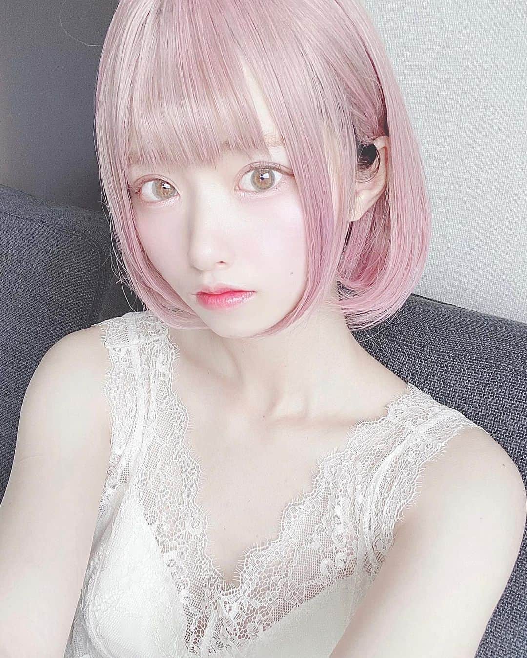 のインスタグラム：「. . おニューのウィッグ( @brightlele )で 色素薄い系メイク💄✨ . ピンクショートボブ可愛い😭❤ そして軽い！！楽ちん👏🏻 . . メイクは2枚目左から #ipsa  コントロールベイス ブルー ブルーで透明感アップ＆陶器肌に✨ 顔全体に馴染ませてます(*^^*) .  #アイプルーフ  ブラックブラウン 描きやすくて滲みにくいから愛用してます❤ ブラックほど濃くなく、ブラウンほど薄くないので 強調しすぎず存在感を演出してくれます🎶←回し者じゃありません😂 .  #エテュセ #マスカラベース カールキープ力とまつ毛が伸びる伸びる👀 この子と初めて会ってから一生使い続けると決めました😍 . #マジョリカマジョルカ  #マスカラ ブラウン コーム型のヘッドで塗りやすくて、まつ毛が盛れる👍🏼 ダマになりにくいのでオススメです✨ . IPSA #アイブロウマスカラ ブラウン めちゃくちゃいい。使いやすくて塗りやすい。 本当にめちゃくちゃいい。それしか言えない←回し者じゃありません(再び) .  #エチュードハウス Tear eye liner 目頭から瞳部分に少し塗るだけでキラキラおめめになれる優れもの🥺 プチプラなのに割と落ちにくい👍🏼 . #Kiss layeredeyes 程よいラメ感が可愛くて落ちにくい🌟 右上のカラーを目を囲むようにのせて、上まぶたのキワに左下のカラー、涙袋部分には左上のカラーをのせてます💖💖 .  #トゥークールフォースクール Art Class ハイライト  ブルーを鼻筋、眉下に ピンクを頬、目じり、唇のキワに乗せてます🎠 あるのと無いのとじゃツヤ感が全然違います！ . あとは自然光バーンと当てて撮ればあなたも色素薄い系女子に🍎❤ カラコンは @eyes_by_refrear のグレーを入れてます😌💖 . . .  #salonmodel #makeup #ウィッグ #メイクアップ #ヘアカラー  #サロンモデル #サロモ #フリーモデル #フリーランスモデル  #モデル #撮影 #作品撮り #ファッション #メイク #コスメ　#make  #お洒落さんと繋がりたい #コスメ好きさんと繋がりたい #メイクアップ #イプサ」