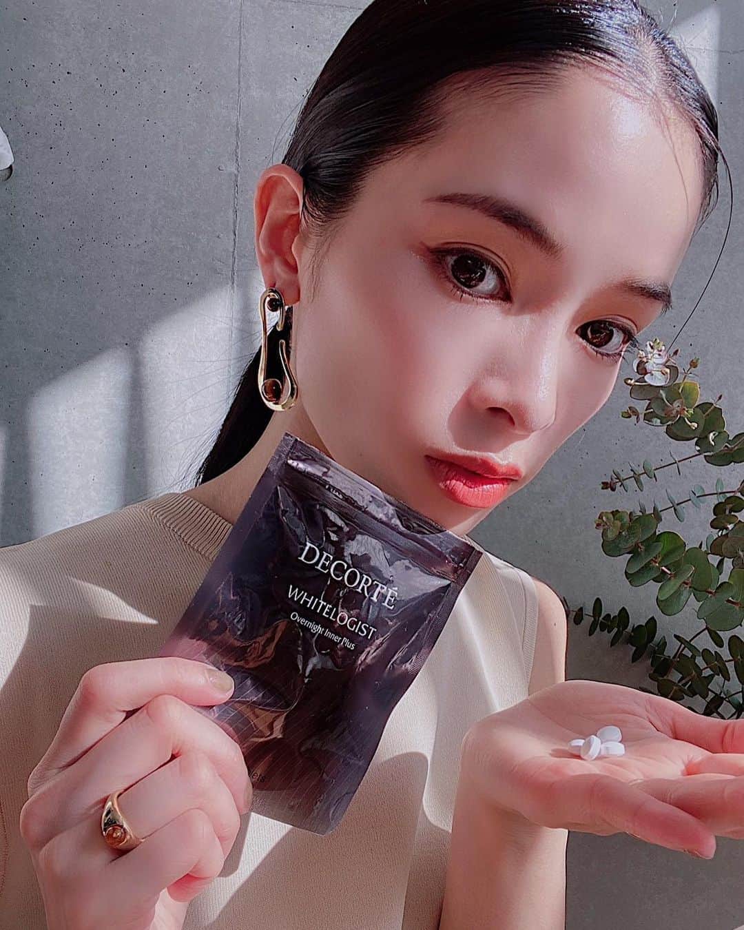 のインスタグラム：「この間ストーリーでご紹介した @cosmedecortejp の美白2アイテム。 . 美容液は、近年美白効果があるとして 名高い「コウジ酸」もしっかり配合しているそうで 使う前から期待大でした。 . オーバーナイトインナープラスという この商品の謳い文句は10日間でトーンアップが実感出来ると言うようなものなのですが... . 10日間使用してみて確かに、肌の透明感がアップした！ 自分じゃないとわからない事だと思う変化を 以下に書いておきます。 . ●肌の色ムラが減ったので肌全体の色味が統一され透明感が出た。 ●美白効果 ●オーバーナイトインナープラスは栄養機能食品だから顔だけで無く全身の肌に良いので 無駄に足先までも、綺麗になった気がする← ●朝の目覚めが良いような！(オーバーナイトインナープラスに入ってるリラックス効果のお陰？) . 詳しく書けばこんな感じですが ざっくり言ってしまうと 「10日間試したら本当に肌が綺麗になった感ありました。」でした。爆 . 長い期間使い続けるほど効果を実感できるみたいなので 頑張って使い続けてみようかと本気で思います。 今と、この先の肌への投資と考えればコスパ良し。 しかもこんな短期間で効果を感じられるものは珍しいので まだまだ時間をかけて試す価値ありだなと思います。 . . 以上、個人的な感想でございました😎 . #giftedbyDECORTE #コスメデコルテ #ホワイトロジスト #驚きの透明感 #ブライトコンセントレイト #オーバーナイトインナープラス」