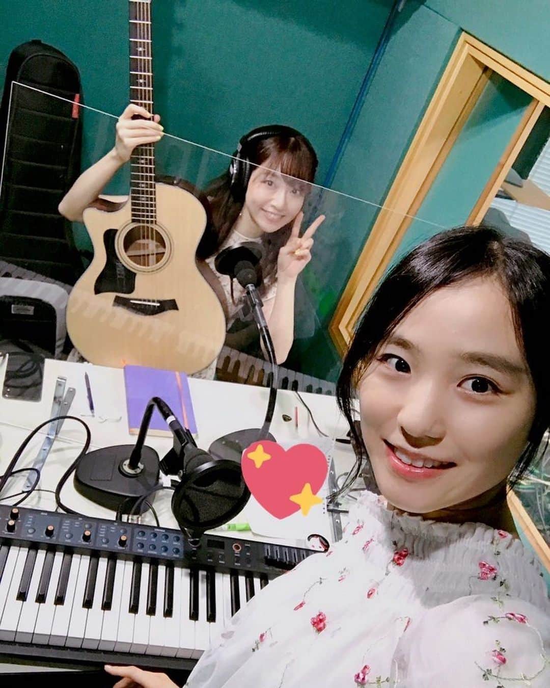 のインスタグラム：「. . FMPORT 【Bitter & SweetのGOLDEN SOUNDay♪】 レギュラーラジオ番組の ラスト回の収録をしました❗️ . ６月30日をもって FMPORTさんは閉局されます . 最終回では番組への 歌詞やワードなど 沢山の想いの込もった メッセージを頂き😭✉️✨ . そちらから私達で曲を作り スタジオにて 弾き語りしました🎼🎹🎸 . 本当に、 ありがとうございます🙏❤️ . サビはすぐに歌えるメロディーになりました よかったらラジオを聴きながら 一緒に口ずさんでね🎼🎵 . . 4年8ヶ月ずっと一緒だった 私達そのものなラジオ❗️ . 感謝の想いが巡って大変でした！♡笑 ラスト回、絶対に聴いてね😊💕 . . 〜 6/28(日)18:30〜19:00放送 FMPORT【Bitter & SweetのGOLDEN SOUNDay♪】〜 . . . 番組おわりの挨拶、 「GOOD SOUNDay♪」も お聴きのあなたと 声を合わせて！ またお会いしましょう😊 .  #fmport #fmport790 #ラジオ #radio #radiko #収録 #スタジオ #ビタスイ #弾き語り #メッセージ #お便り #ありがとう ❤️」