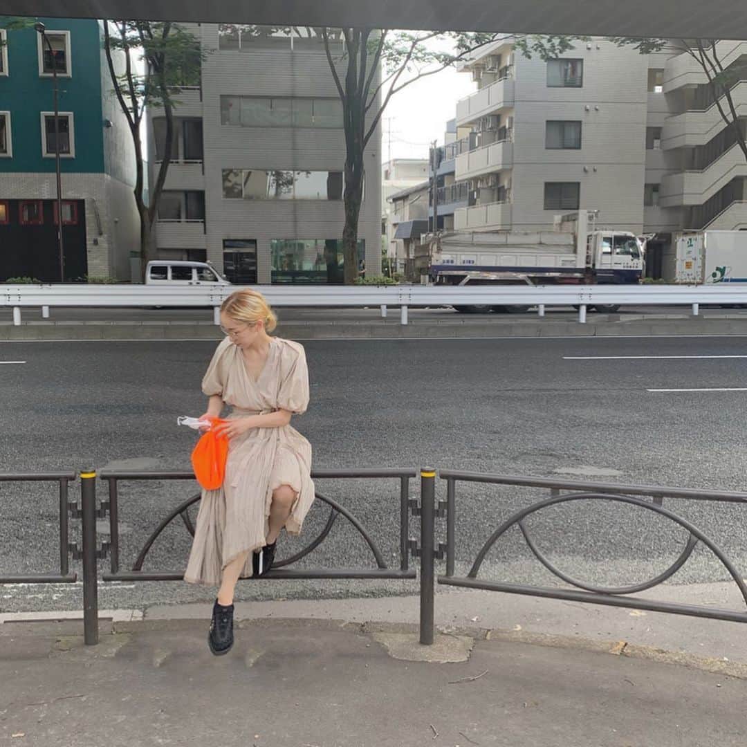 nanako itoのインスタグラム：「今週からshimaharajukuで復帰しております✂︎✨ . 出勤曜日は、水、木、金、土の週に4日間です。 お電話でお受付させていただいています。 . ワンピースは@casa_fline  天然素材の着心地は軽くてさらっと着れて夏にぴったり✨ 首元のシルエットも◎ . #casafline」