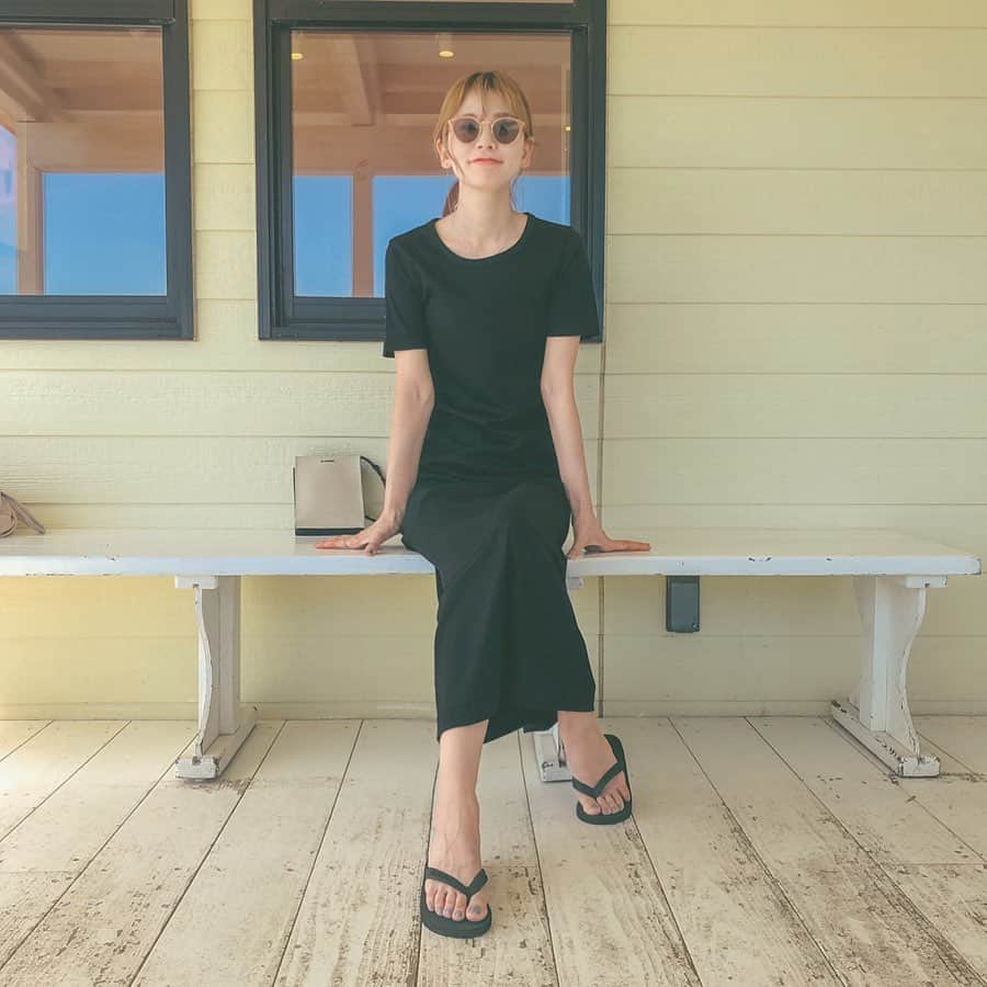 松田 美奈子のインスタグラム：「糸島へドライブの時の👗 . ワンピースは　@merci__jp  今夜21時発売です 🌿😌」