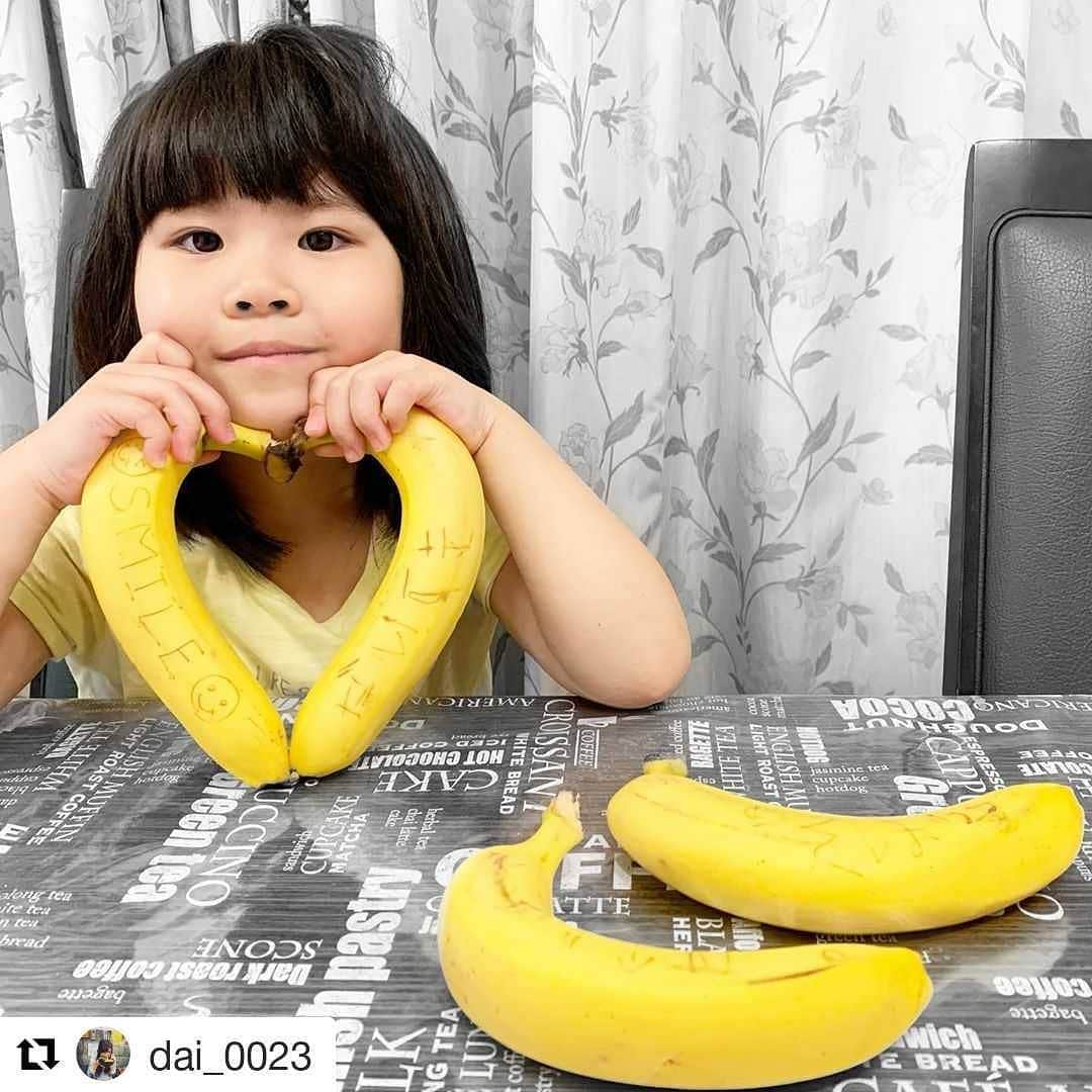 Dole_jp ドール ジャパンのインスタグラム：「2つ合わせるとちょうどハートになるんですね🤗✨ バナペンとドールのバナナでKeep Smile💕 . . #Repost @dai_0023 (@get_repost) ・・・ 子供たちの大好きなバナナ！ バナナでハート❤ ・ ・ バナペンでバナナにメッセージ😊 書いてから5分くらい待つと、 文字が浮かび上がってくるよ🌸 ・ ・ 明るい未来になりますように…•*¨*•.¸¸☆*･ﾟ 「Doleバナナスマイルキャンペーン」 @dole_jp ・ ・ 娘はパパにもメッセージ書いて、 テーブルの上にバナナ置いてたよ！ ・ ・ #育児 #子育て #親バカ部 #育児記録  #こどものいる暮らし #スナップミー  #ママリ #コドモダカラ #子育てぐらむ  #dole #バナナ #コロナに負けるな  #おうち時間 #メッセージカード  #ドール  #smile #happy  #dolebananasmile #pr」