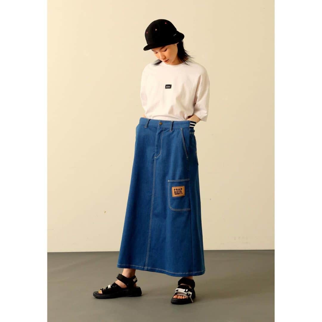 のインスタグラム：「New Arrivals  Hat 4,500yen+tax  T-Shirt 5,500yen+tax  Denim Skirt 14,000yen+tax  In Stores Now  #frapbois #フラボア #hat #ハット #tshirt #tシャツ #logo #ロゴ #logotshirt #ロゴtシャツ #ロゴt #dropshoulder #ドロップショルダー #relax #リラックス #denim #デニム #stretchdenim #ストレッチデニム #skirt #スカート #denimskirt #デニムスカート #sporty #スポーティー #sportstaste #スポーツテイスト #tokyo #japan」