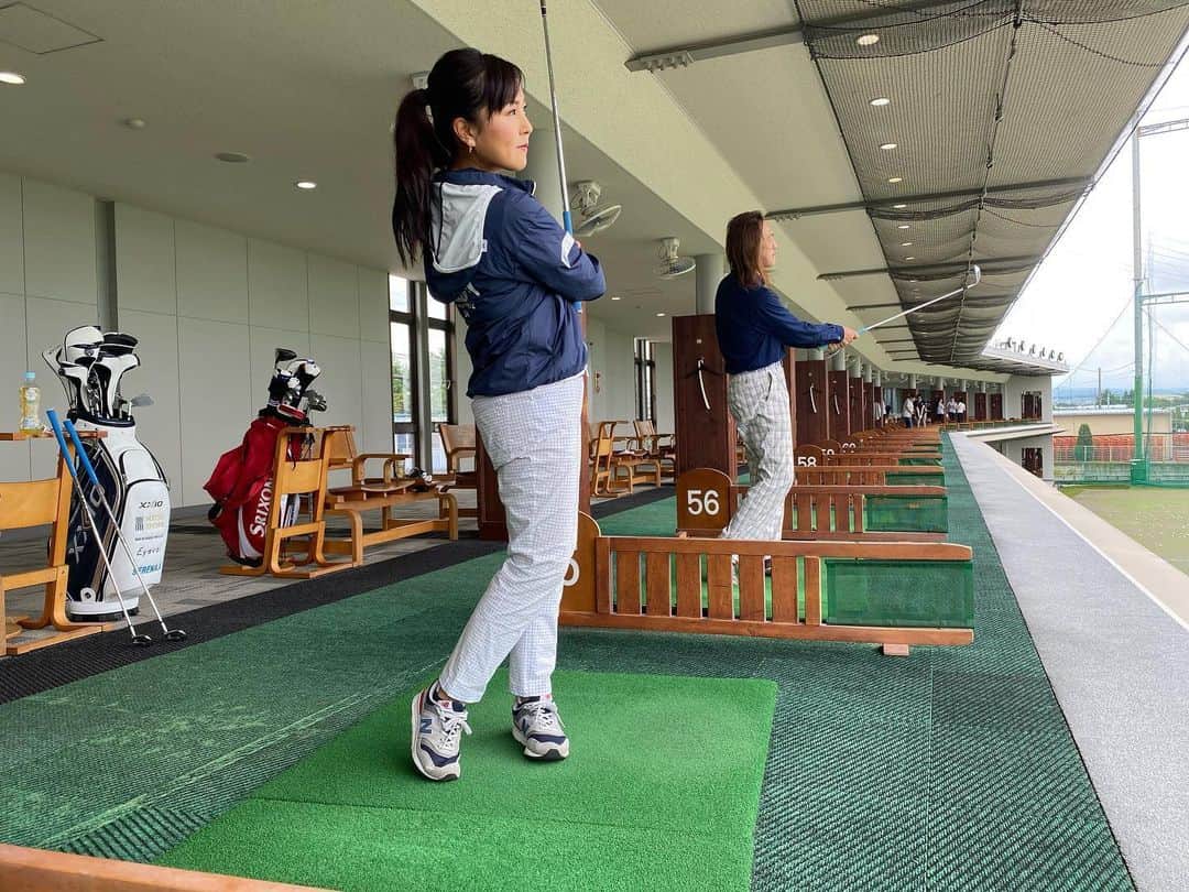 のインスタグラム：「今日はお父さんの誕生日🎂🎉 天気が良ければラウンド⛳️行こうと思ってましたが生憎の天気なので練習場に⛳️🌸 56歳で56番打席🤣⛳️ そしてチェックの白ボトムスに紺トップスというお揃いコーデでした😳💓笑 ⛳️ 姉も帰ってきたので3人で練習⛳️してランチ🍴してドンキでお酒🥃買って角上で海鮮🐟買ってシャトレーゼでケーキ🎂買ってお家で誕生日会🎂💓 充実した1日でした☺️🌸 いつもお仕事お疲れさま！⭐️ お互い前だけ向いて頑張ろう😁💪 #happybirthdaydad  #ドラマー  #ミュージシャン　 #ライブハウス　 #音響　 #茶髪にロン毛　 #4番でピッチャー  #しかも両方投げれたらしい　 #ゴルフ始めて3回目のラウンドで30台出しちゃう人　 #天才肌ってこういうこと　 #お父さん　 #誕生日おめでとう　 #感謝」