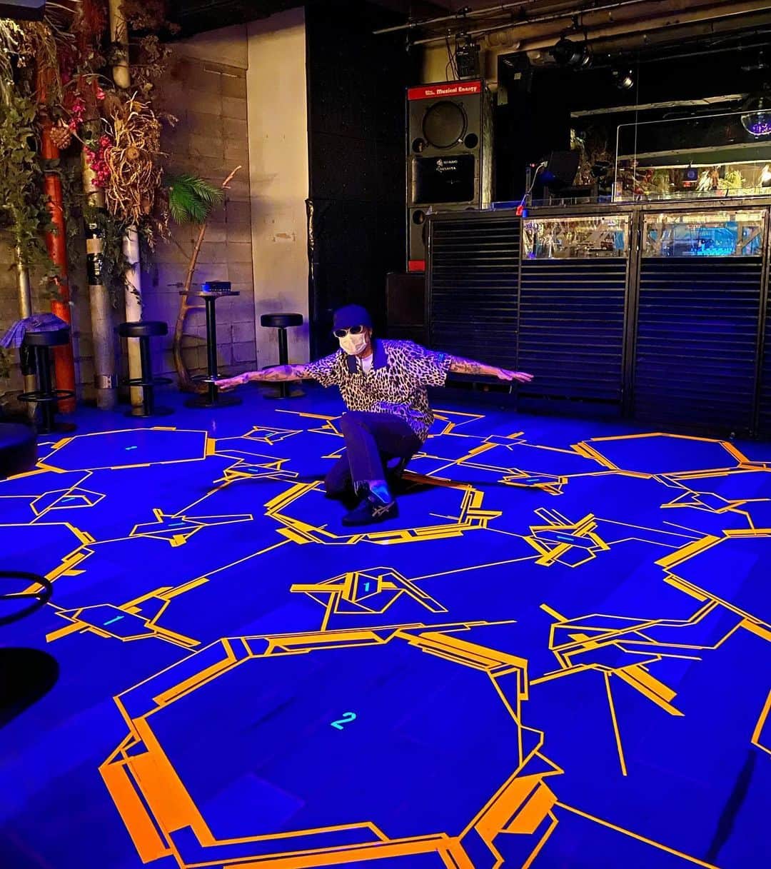 DJ DARUMAのインスタグラム：「Social distance dancefloor.」