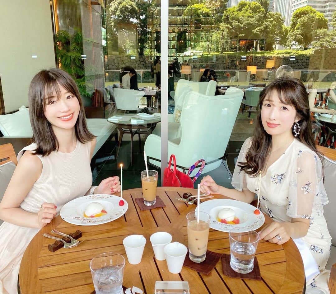 のインスタグラム：「. . @yukikaneshiro と自粛明けにテラスランチ🍴💓 . 多分3ヶ月ぶり？！ 友達と会えるって本当に幸せです😭❤️ . ゆきちゃんと早めの誕生日お祝い🎉と思ったら私もお祝いして頂きました❤️😍 こういう写真も3.4ヶ月ぶりかな？🤭 . . 毎年本当にありがとう❤️❤️ プレゼントも手紙も可愛いのでまたupします✨🎁💌 . #パレスホテル東京 #palacehoteltokyo#ランチ#lunch#birthday#誕生日#女子会#お祝い」