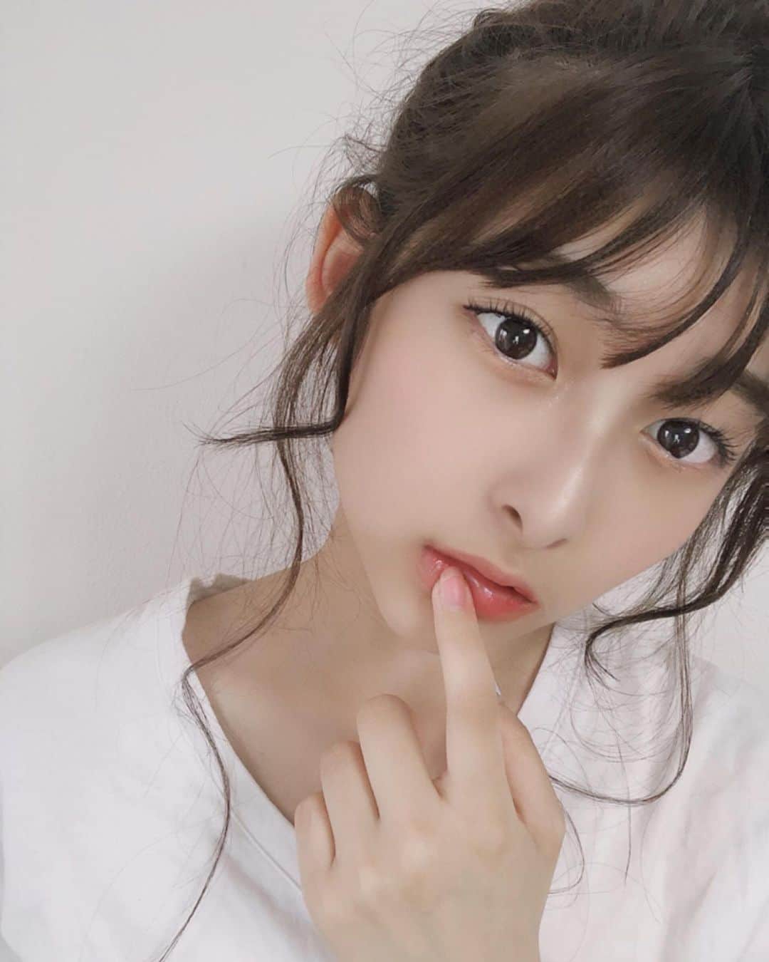 のインスタグラム：「🤍 白t  #🌧 #👕 #white  #orangelipstick」