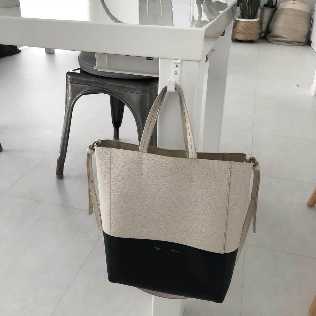 akaneのインスタグラム：「2020.6.19  昨日は沢山の安心しましたのコメントありがとうございます😆  私もみんなドン引きしないでうちも同じ！と言ってくださって安心しました😂  家族が洗い物してくれるようになってくれるのが願いですが、私も実家にいる時はほとんどやってなかったし😂  誰かやってくれると思っているうちは無理ですよね😅  なのでこれからも黙々と粛々と洗いますw  そしてすぐリセット出来る仕組みづくりで便利さを感じているのはバッグ置き場を作ったこと！  テーブルに自分でフックを打って、いつも座る椅子の横に掛けています✨  帰ってきたらまずここにバッグを掛けます💁‍♀️ じゃないと椅子の上に置いたり床に置いたりしちゃうので定位置を決めました！  またよく使うネイル用品やちょっとした私のものも、テーブルに引き出しを作ってそこに入れるようにしたらすごく便利に♪  セリアのインテリアウォールバーを使って引き出しのレールを作りそこにケースを差し込んだだけ✨  更にはリモコンもマジックテープで貼り付けたり、このテーブルには色々なモノが隠されてます😆  だから生活感無く見えるけど、実際は色々収納されているのです🙊  #organize#mnml#dining  #ダイニング#ダイニングテーブル#テーブル収納#セリア#100均#100均収納#バッグ収納#diy女子 #引き出し収納#整理収納アドバイザー#整理#整理収納#収納#収納アイデア#収納術 #収納ボックス」
