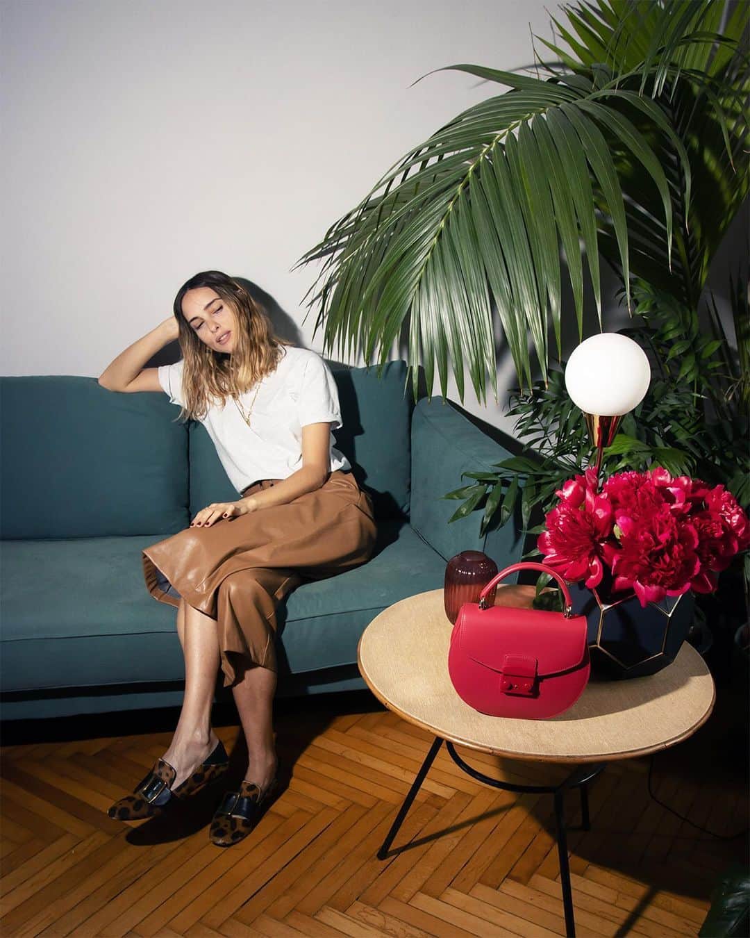 フルラのインスタグラム：「@candela_________ perfectly balances color, taste and attitude with the Furla Metropolis. Lines, shadows and shape all contribute to the equilibrium of life, made more stylish with Furla.  #thefurlasociety #furlafeeling #newcollection #furla #accessories #fashion」