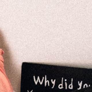 のインスタグラム：「. . 〜Found out〜  眠りから覚めた瞬間の強迫感 心臓を揺らして指を震わせて足先を冷やして アレはブラウンだろうか、それともワインレッドか いつもの緊張からの絶望の瞬間だ 稀に免れた日は二度寝ができる そしてあの日、それはわたしの急所に命中した テーブルの端にライトグリーンのスクエア お見事だった　一撃だった あれほど声を出してしまうとは けたたましい音のベルを鳴らしながら「大当たり！」と、優しそうな恰幅の良いおじさんに大声で祝福されている自分の光景が頭に浮かんだ わたしはいよいよ君を裏切るしかこの命は助からないと判断した わたし 猫はキライなの  君は嘘つきだね . .  1/29 5時8分 2/27 5時43分 2回目 2/27 6時14分 3回目  #hair#makeup#bluemakeup#nude#dangerouslolita#hairmake」