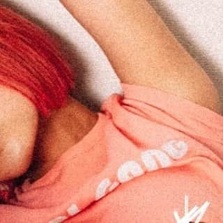 のインスタグラム：「. . 〜Found out〜  眠りから覚めた瞬間の強迫感 心臓を揺らして指を震わせて足先を冷やして アレはブラウンだろうか、それともワインレッドか いつもの緊張からの絶望の瞬間だ 稀に免れた日は二度寝ができる そしてあの日、それはわたしの急所に命中した テーブルの端にライトグリーンのスクエア お見事だった　一撃だった あれほど声を出してしまうとは けたたましい音のベルを鳴らしながら「大当たり！」と、優しそうな恰幅の良いおじさんに大声で祝福されている自分の光景が頭に浮かんだ わたしはいよいよ君を裏切るしかこの命は助からないと判断した わたし 猫はキライなの  君は嘘つきだね . .  1/29 5時8分 2/27 5時43分 2回目 2/27 6時14分 3回目  #hair#makeup#bluemakeup#nude#dangerouslolita#hairmake」