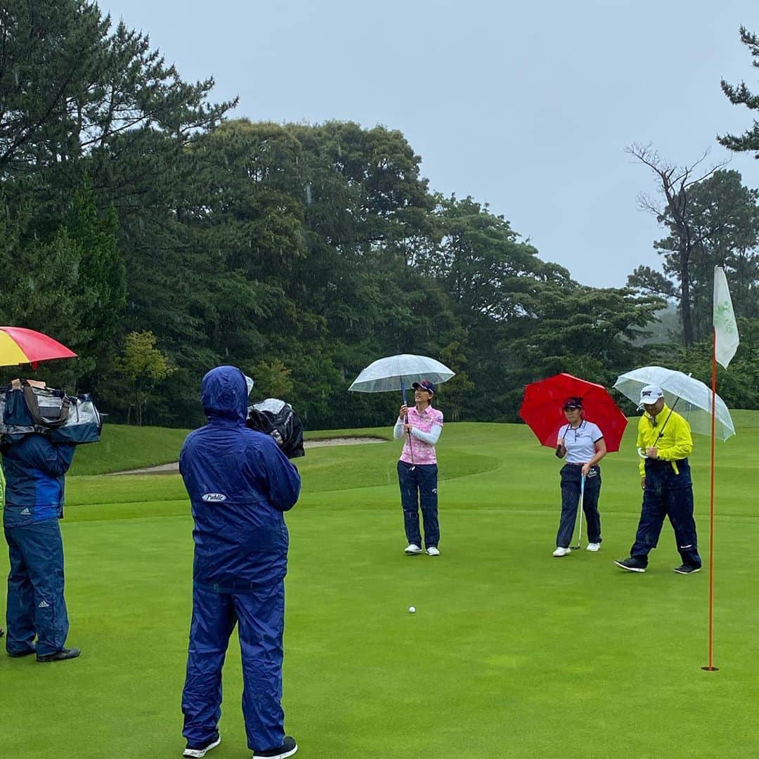 三觜喜一さんのインスタグラム写真 - (三觜喜一Instagram)「今日は凄い雨の中、テレビ神奈川 theGOLF➕の収録でした！ 今回からは瀬戸瑞希ちゃんが登場します！ 放送は7月5日からです！ 下條プロとタスクさんも登場します ゴルフサイエンスではタスクさんのクラブ力学講座 その前にメイク中のタスクさんをバチリ(^^) 是非ご覧ください #theGOLF➕ #下條プロ #瀬戸瑞希 #タスクさん #テレビ神奈川」6月19日 19時33分 - y.m.golf3284