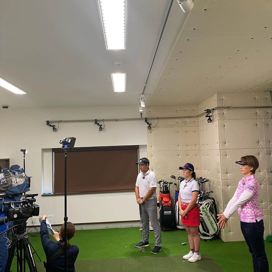 三觜喜一さんのインスタグラム写真 - (三觜喜一Instagram)「今日は凄い雨の中、テレビ神奈川 theGOLF➕の収録でした！ 今回からは瀬戸瑞希ちゃんが登場します！ 放送は7月5日からです！ 下條プロとタスクさんも登場します ゴルフサイエンスではタスクさんのクラブ力学講座 その前にメイク中のタスクさんをバチリ(^^) 是非ご覧ください #theGOLF➕ #下條プロ #瀬戸瑞希 #タスクさん #テレビ神奈川」6月19日 19時33分 - y.m.golf3284