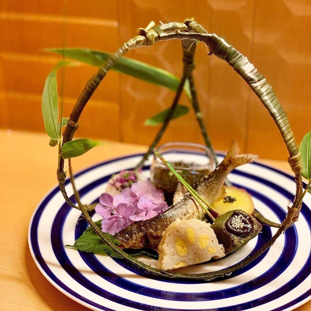 ヒルトン大阪 Hilton Osakaさんのインスタグラム写真 - (ヒルトン大阪 Hilton OsakaInstagram)「6月の「川梅(KawaUme)」懐石の八寸は、「茅の輪くぐり」を模しています。一年の残りの半年を平穏に過ごせるように願いをこめてご提供いたします。若鮎など、この時期だけの味覚をご堪能ください。  ご予約▶ @hiltonosaka﻿ https://www.hiltonosaka.com  LINEのお友達に最新情報を配信 →【ヒルトン大阪 ダイニング】で検索 ======================= #ヒルトン大阪 #大阪 #川梅 #懐石 #鮨 #寿司 #すし #日本料理 #大阪グルメ #梅田グルメ #茅の輪くぐり #若鮎 #無病息災 #HiltonOsaka #Hiltonhotel #KawaUme #Sushi #JapaneseRestaurant #Japanesecuisine」6月19日 19時38分 - hiltonosaka