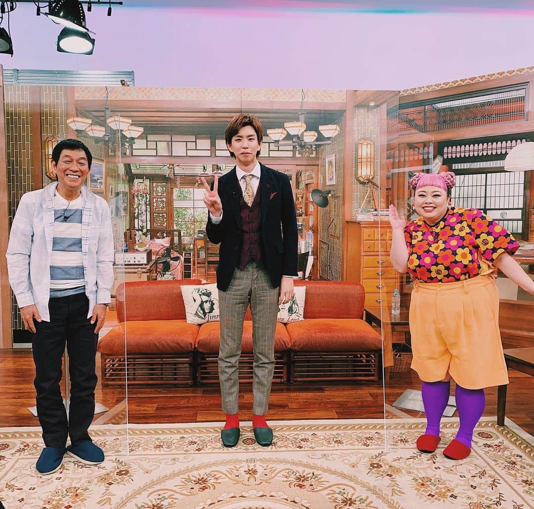 のインスタグラム：「さんまのまんま35周年SP 本日21:00から放送です🕊  自粛明け一発目のさんまさんは震えた😂  初のはじめしゃちょーは とても背が高かった😂見上げしゃちょーでした😀 向こうも私を大きいなと思っただろうな😂  好きな女性のタイプのお話ししてるとき、私をチラチラみて、中々言い出さなかったから、「もしかして、、、私？」と思った時間返して欲しいくらい全然違いました😂😂😂放送でチェック🌸  テレビとYouTubeのお話が聞けて凄かったよ👀私はどちらもペーペーなので興味深いお話し合いでした😂  放送後の感想コメントにてお待ちしております😜  そして、22:00から YouTubeゲームチャンネル 「Naomi clubの放課後」にて @ogawah @tenorimurajun と あのゲーム全クリするまで帰れないにょスペシャルやります😊👍 何時間生配信になるのか…  どちらもお楽しみに🤗  ps.明日土曜日の18:00から、YouTubeメインチャンネルで久々にご飯一緒に食べよう生配信もやります🌸  それでは後ほど💚」