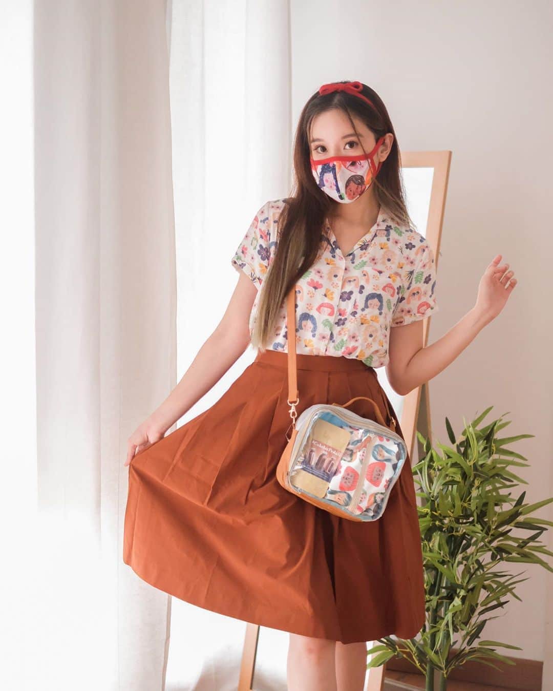 ジェシカ・ヤマダのインスタグラム：「Today at 7pm! 🥳 Grab the super limited bundling of @idekuhandmade X @cokelatpeduli at: tokopedia.com/delmoro (link on bio) 😆🍄🍫💙 . So excited for my fun collaboration with @idekuhandmade 🥰 Jadi, bundling seharga Rp 90.000 ini berisi 1 masker kain 2 lapis #idekuhandmade dan 12 sachet #cokelatpeduli yah. 100% profit akan didonasikan untuk membantu #IndonesiaLawanCorona 💙 . Yuk, kapan lagi #MinumCokelatSambilBerbagi, eh, dapet masker faces Ideku yang super cantik pula (iya itu maskernya ada tali untuk kamu yang berhijab, tapi bisa juga dijadiin pita rambut kaya aku gini). 😉 . #jesswears #facesnyaideku #supportbisnislokal #idekuhandmadexcokelatpeduli」