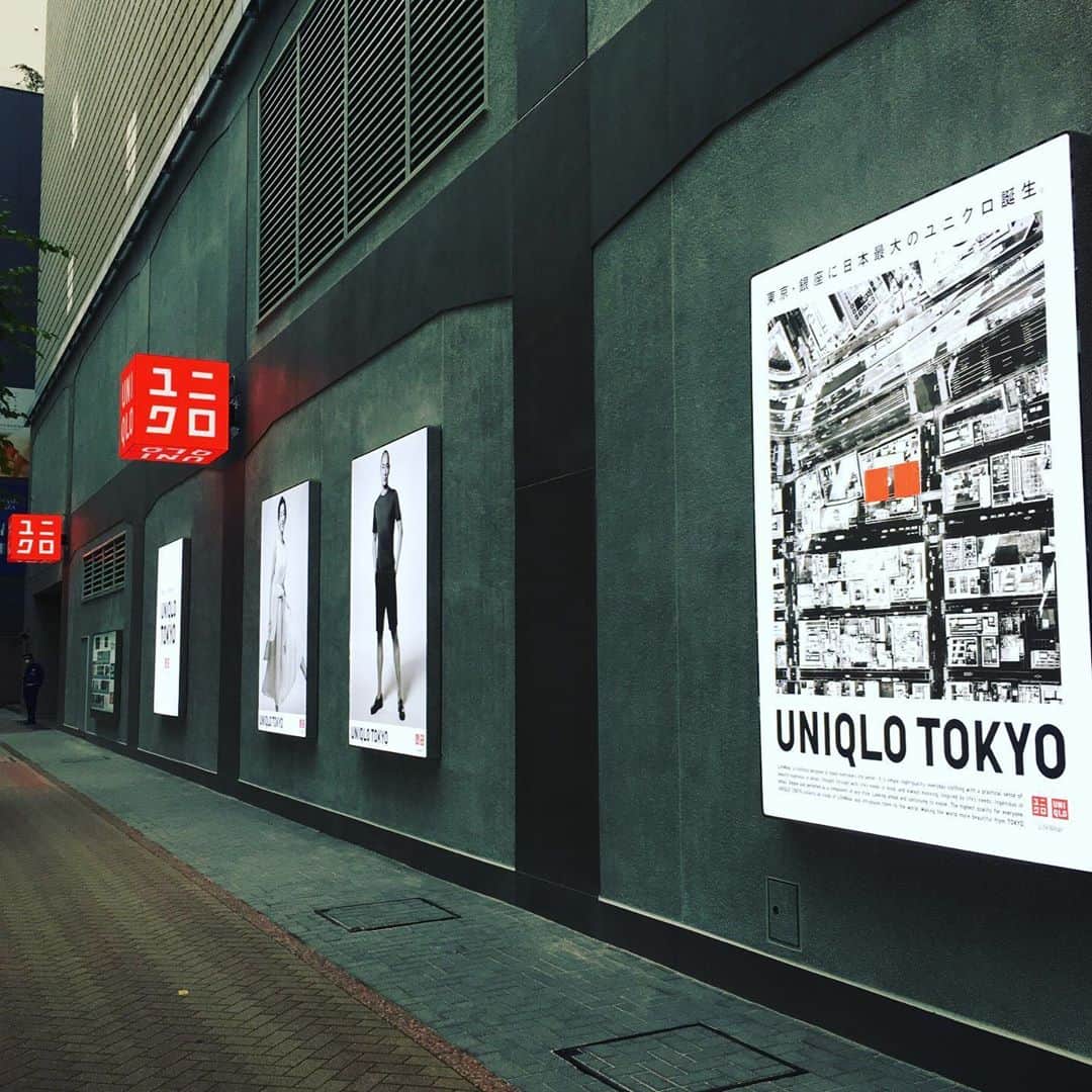 InRedさんのインスタグラム写真 - (InRedInstagram)「本日、銀座にオープンしたユニクロの日本最大グローバル旗艦店「UNIQLO TOKYO」にさっそく行ってきました。  入ってすぐに驚くのが、1階から4階まで吹き抜けのある空間デザイン。広々とした雰囲気にゆったりと買い物を楽しめそう!  フロアごとにウィメンズ、メンズ、キッズ＆ベビーと分かれていて、見やすさはもちろん、各所に新進気鋭のアーティストやデザイナーとコラボレーションした展示もあり、店内を歩くだけで様々な発見があります。  そして「UNIQLO TOKYO」のアンバサダーは宮沢りえさんと市川海老蔵さん。お二人のムービーも店内で公開中。  マロニエ通り沿いの出入口には、生花を販売するコーナーもあるので、自宅に花を飾りたいな、という時に気軽に利用したいです。  銀座の新名所となりそうな「UNIQLO TOKYO」に、ぜひ遊びに行ってみてくださいね。  #inredmagazine #inred #インレッド #uniqlo #uniqlotokyo #ユニクロ #ユニクロトーキョー #銀座 #編集長」6月19日 19時54分 - inrededitor