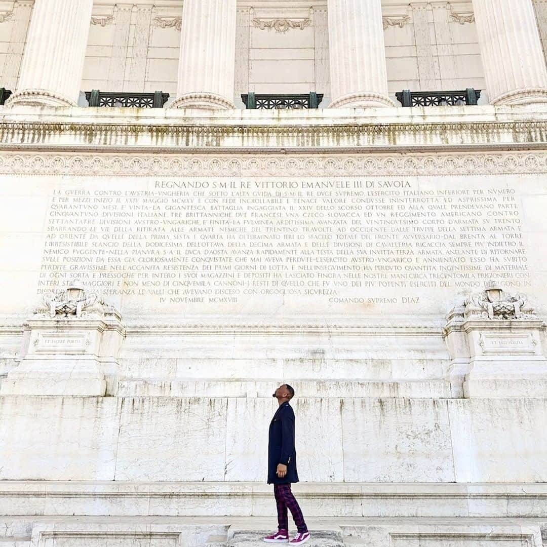 デルタ航空さんのインスタグラム写真 - (デルタ航空Instagram)「"Juneteenth represents a bold proclamation of limitless opportunities - a belated liberation that solidifed the emancipation of the quarter million enslaved people without freedom. ⁣ ⁣ Traveling provides me the space to exercise my own freedom — no matter the destination, I can embark on a journey of my choice and unlock endless possibilities created by my own intent. ⁣ ⁣ It has given me the opportunity to gain an understanding & appreciation for different cities, countries and cultures – but it also means that, at times, I find myself being the first Black person someone has encountered outside of television & magazines. ⁣ ⁣ In these situations (usually in small, rural cities) I receive intense stares; I can feel their eyes explore the color of my skin and watch them visually touch the texture of my hair with their pupils. Some even point with their fingers. It can be quite overwhelming and uncomfortable. ⁣ ⁣ In moments like these I remind myself that traveling is two-sided and rooted in understanding. Not only am I fortunate to increase my global awareness by taking in new experiences, but traveling provides a sacred opportunity to share my identity & culture with the world. ⁣ ⁣ I can celebrate other’s uniqueness while being proud of my own. That is the spirit of Juneteenth.” - Jamar H. - Network Planning MBA Associate, #ATL ⁣ ⁣ Travel connects us to the best of humanity, but also exposes us to truths we sometimes cannot see on our own. By learning, listening and acting we can courageously share our full selves and connect with others who don’t look like us, act like us, or think like us.」6月19日 20時00分 - delta