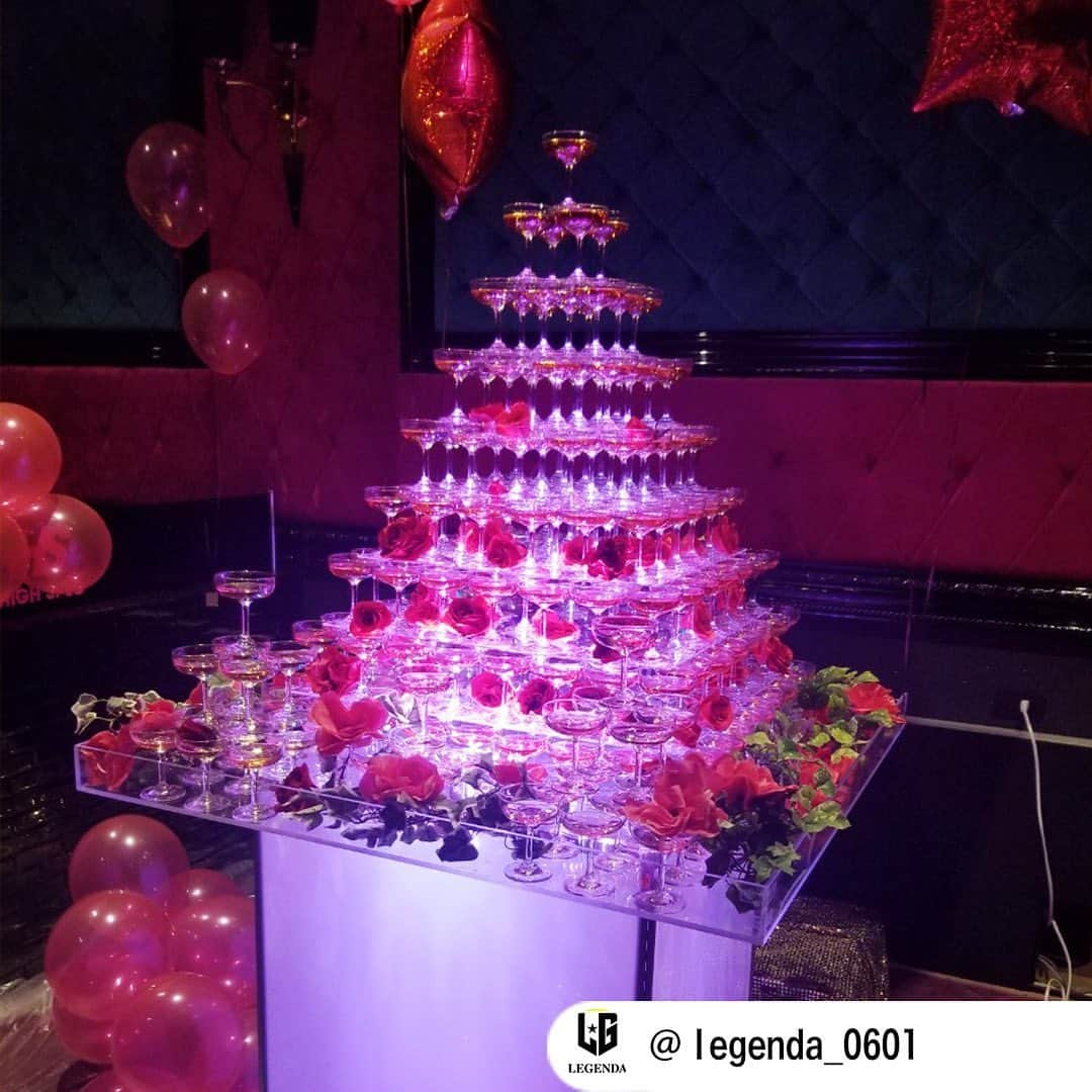 ホス キンのインスタグラム：「. 🍾ホストクラブのイベントシーン🍾 今回は『LEGENDA』に在籍の武尊さんです!! . 🎉HAPPY BIRTHDAY🎉 . イケメンの中のイケメン‼︎ 武尊さんの👑バースデーパーティーです!! . 真っ赤な薔薇🌹に包まれたシャンパンタワー🍾に姫様👸と注ぐ武尊さん🌟  赤い衣装🌹とシャンパンタワー🍾が美しくマッチしています‼︎ 武尊さん誕生日おめでとうございます🎊 . 幸士さんのインスタはこちら💁‍♂ @takeru4.19 . お店のインスタはこちら🏘 @legenda_0601 . @hoskininfo . #ホスキン #ISM . #ホスト #ホストクラブ #イベント #水商売 #クラブ #イケメン #男前 # #お酒 #シャンパン #シャンパンタワー #バースデー  #ドンペリ #テキーラ . #大阪 #大阪ミナミ #ミナミ #心斎橋 #道頓堀 #宗右衛門町 #難波 #なんば . #hoskin #osaka #hostclub #followme」