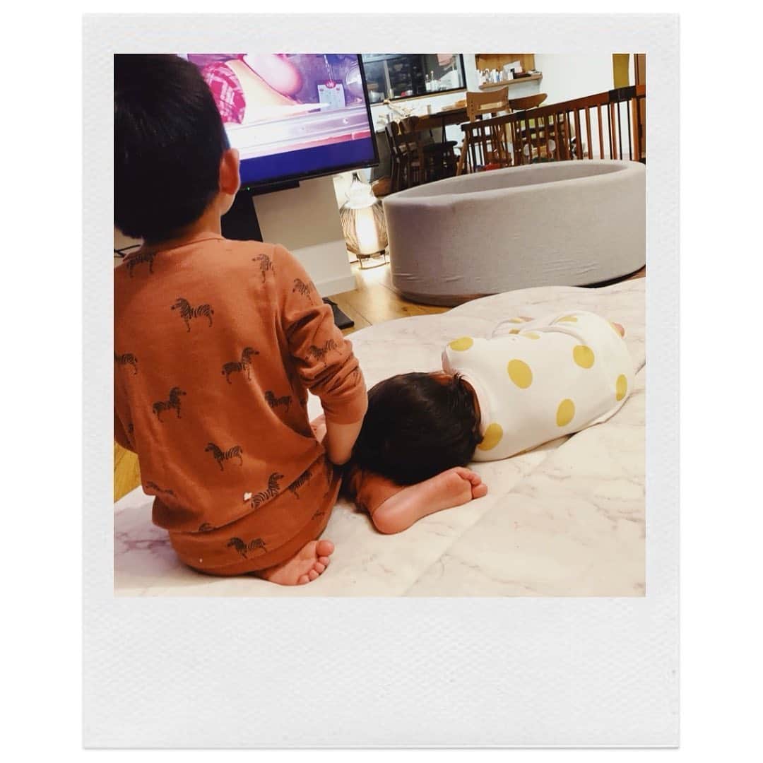 ジュジュのインスタグラム：「癒し...🤍 . . お兄にコツンと♡ . #兄妹 #👦🍙 #坊とおにおに🍙」