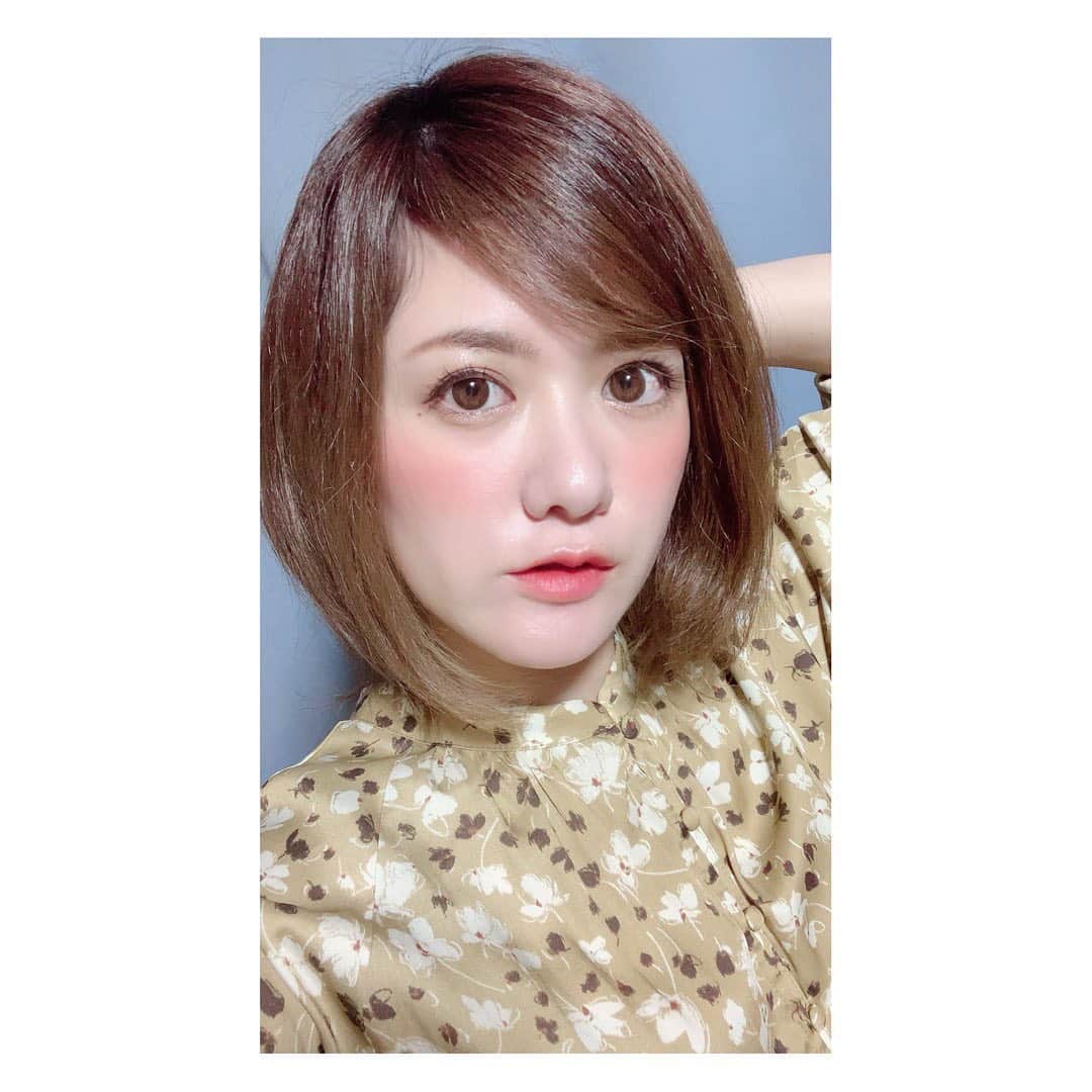 のインスタグラム：「かんたんボブヘア👩🏻‍💼👩🏻‍💼👩🏻‍💼 ❤︎ ❤︎ 髪がまた伸びてきたので、さいきん簡単なヘアアレンジをしています☺️🦋🌼✌️💞 ふだんはウルフボブで鎖骨下あたりまで髪の長さがありますが、気分によって耳裏から頭の4分の1の髪の毛を三つ編みでまとめてヘアピンで止めて上の髪を被せればボブヘアになって、髪の毛を切ったような気分になれるんです☺️ 2WAYヘアスタイルですね！ ウルフボブ、おすすめです❤️ 女の子ぜひ🥰  明日は、なんとなんと🎉 2017年4月2日に行われた、 AIMIの1st ワンマンライブ 「Color collection」のライブ映像をマルっと⭕️ YouTubeプレミア公開で大公開しちゃいます🤣👏✨✨✨✨ 6月20日（土）20：00〜　AIMI1stワンマン「Color Collection」YouTubeにてプレミア公開 https://youtu.be/Y9H4AmlRHNg  英文でもおしらせ⭐️ Important Notice  June 20th (Sat) 8pm JST AIMI Official YouTube channel will open the special access to "AIMI's 1st one-man live *Color Collection*"held in 2017.  This special access allows everyone to watch the same video in the same time. You can enjoy watching the live communicating through chat comment real time.  Anyone can enjoy it for free, and receive notification of the live. Please subscribe it and wait! Surely AIMI herself will also participate in the chat! !  The URL for the subsription will be announced later.  AIMI 1st. One-man live "Clor Collection" AIMI solo first one-man live held on April 2, 2017 At that time, the album "Aimilion" had not been released yet. It's a different arrangement from now and some songs have not been evenreleased This is a performance that both new fans and fans who have been supporting us for a long time can enjoy. 明日夜20時からYouTube内でライブ映像をAIMIとみなさんでリアルタイムで一緒に観ること、そしてチャットすることができます❣️ 3年以上前のライブで、ソロはじめてのワンマンでほぼほぼ新曲で構成されたライブでとてもドキドキしながらライブをしたのを覚えています☺️ 自分でいうのもなんですが、初々しくて。笑 これから先のソロになったAIMIの未来に色んな色をつけていこうと必死に一生懸命に歌ったワンマンライブなので、見せちゃって恥ずかしいところもなくは無いのですが、笑笑 ぜひ‼️たくさんの人と一緒にリアルタイムで観て、想いを共有出来たら嬉しいです😆⭐️ 明日、20時、AIMIのYouTubeチャンネルを登録してスタンバイしていてください😘 https://m.youtube.com/channel/UCHNs6jg7gZgFmTs5KyfwpWg/videos?view_as=subscriber  #AIMI#singersongwriter #ウルフボブ#2wayヘア#ヘアアレンジ #かんたんボブ#rock#pops#guiter#band#japan#shibuya#youtube#Colorcollection#onemanlive#liveshow#movie#aiminilion」