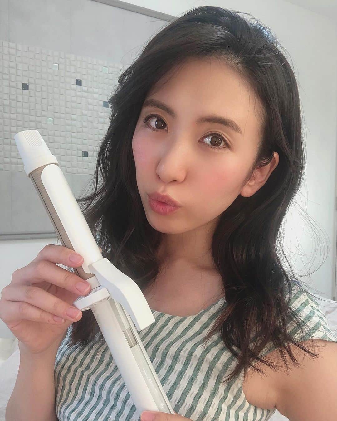 のインスタグラム：「最近使ってるカールアイロン💕 ✨絹女-kinujo-✨28mm 最大温度は200℃❗️ 高音でも水分が瞬間蒸発しないシルクプレートでツヤツヤの巻き髪に変身できるよ☺️✨ 電源入れて設定温度になるまでもめちゃくちゃ早いから素晴らしい❣️ 動画も撮ったからみてみてね😝💕 挟む感じもよく髪が絡まる事なく動かせるからとっても気に入っている☺️ だいたい5分で完成しちゃうから 髪の毛ブローするより断然巻いた方が楽🙌💕 ・ #kinujo #絹女 #キヌージョ #カールアイロン #ヘアアイロン #ヘアブラシ #巻き髪 #pr #巻き髪動画 #時短ヘアアレンジ動画 #時短ヘア #コテ #コテ巻き動画 #mimi美容 #美容マニア #シルクプレート #綺麗な髪は好きですか #髪は女の命  #女子力 #美活」