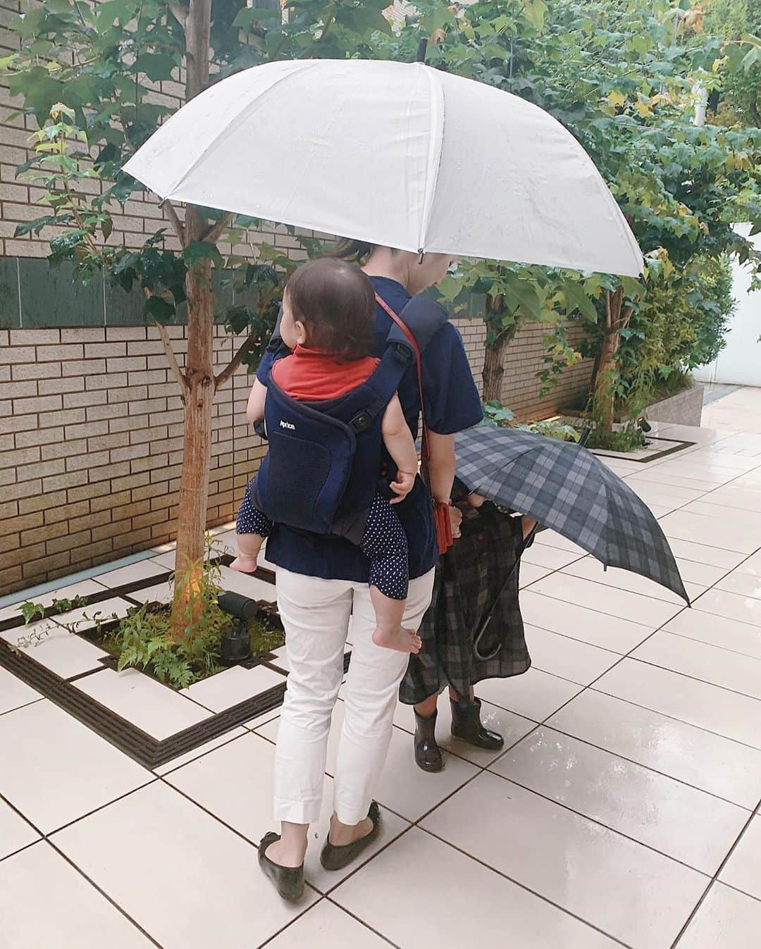 Remiさんのインスタグラム写真 - (RemiInstagram)「rainy walk with 👦🏻👶🏻💙﻿ 雨の日は子供たちには嬉しい日☔️﻿ 👦🏻はお気に入りの長靴やレインコートに大はしゃぎし、👶🏻は久しぶりの抱っこ紐にご満悦💓﻿ 最近は出番が減ってきた抱っこ紐も梅雨シーズンには大活躍✨﻿ 身体も大きくなったので前抱っこよりおんぶがちょうど良い♪ @aprica.jp_official のコアラは抱っこしてからクルッと回転するとおんぶに🐒﻿ 抱っこより暑くないし、リュック感覚でとにかく楽♪﻿ ﻿ 何となくおんぶは家の中だけのイメージだったけど、同じネイビーのトップスに合わせたら違和感もなく馴染みました💙﻿ まだ2人共外を歩くときは手を繋がないと危ないので、雨の日や荷物がある時にやっぱり抱っこ紐は便利♪﻿ 36ヶ月(15kg)まで使えるので、まだしばらくお世話になります✨﻿ ﻿ #おんぶ #年子育児 #2歳 #1歳 #抱っこ紐 #アップリカ #アップリカコアラ #抱っこはもっと楽しくなる #pr #雨の日コーデ #抱っこ紐コーデ」6月19日 20時07分 - remi_912