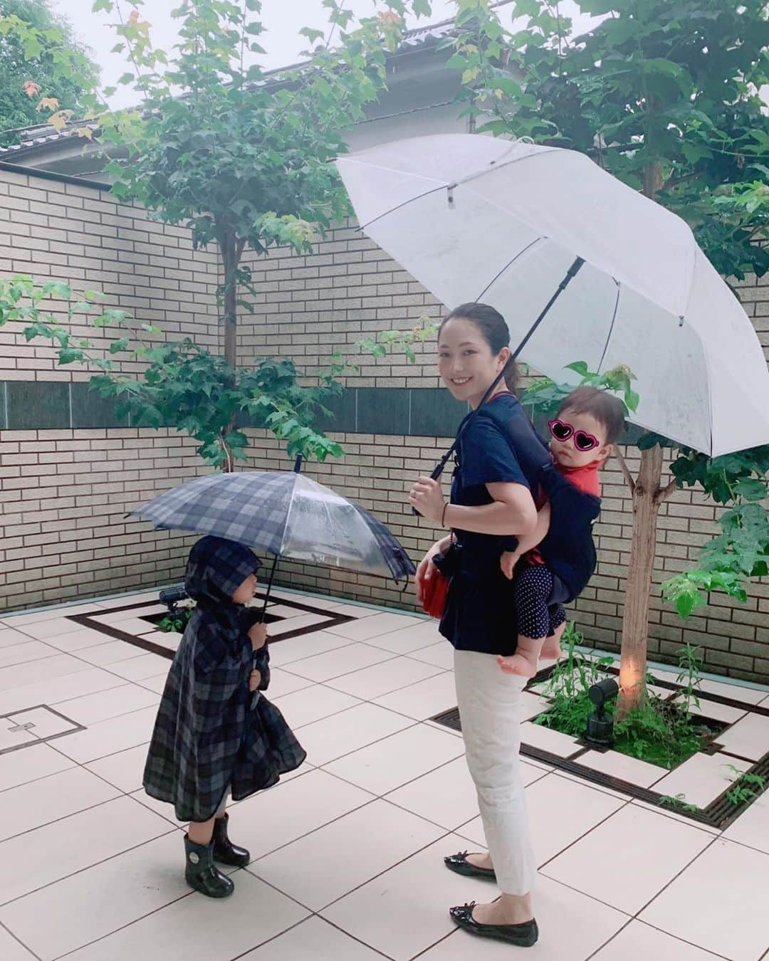 Remiさんのインスタグラム写真 - (RemiInstagram)「rainy walk with 👦🏻👶🏻💙﻿ 雨の日は子供たちには嬉しい日☔️﻿ 👦🏻はお気に入りの長靴やレインコートに大はしゃぎし、👶🏻は久しぶりの抱っこ紐にご満悦💓﻿ 最近は出番が減ってきた抱っこ紐も梅雨シーズンには大活躍✨﻿ 身体も大きくなったので前抱っこよりおんぶがちょうど良い♪ @aprica.jp_official のコアラは抱っこしてからクルッと回転するとおんぶに🐒﻿ 抱っこより暑くないし、リュック感覚でとにかく楽♪﻿ ﻿ 何となくおんぶは家の中だけのイメージだったけど、同じネイビーのトップスに合わせたら違和感もなく馴染みました💙﻿ まだ2人共外を歩くときは手を繋がないと危ないので、雨の日や荷物がある時にやっぱり抱っこ紐は便利♪﻿ 36ヶ月(15kg)まで使えるので、まだしばらくお世話になります✨﻿ ﻿ #おんぶ #年子育児 #2歳 #1歳 #抱っこ紐 #アップリカ #アップリカコアラ #抱っこはもっと楽しくなる #pr #雨の日コーデ #抱っこ紐コーデ」6月19日 20時07分 - remi_912