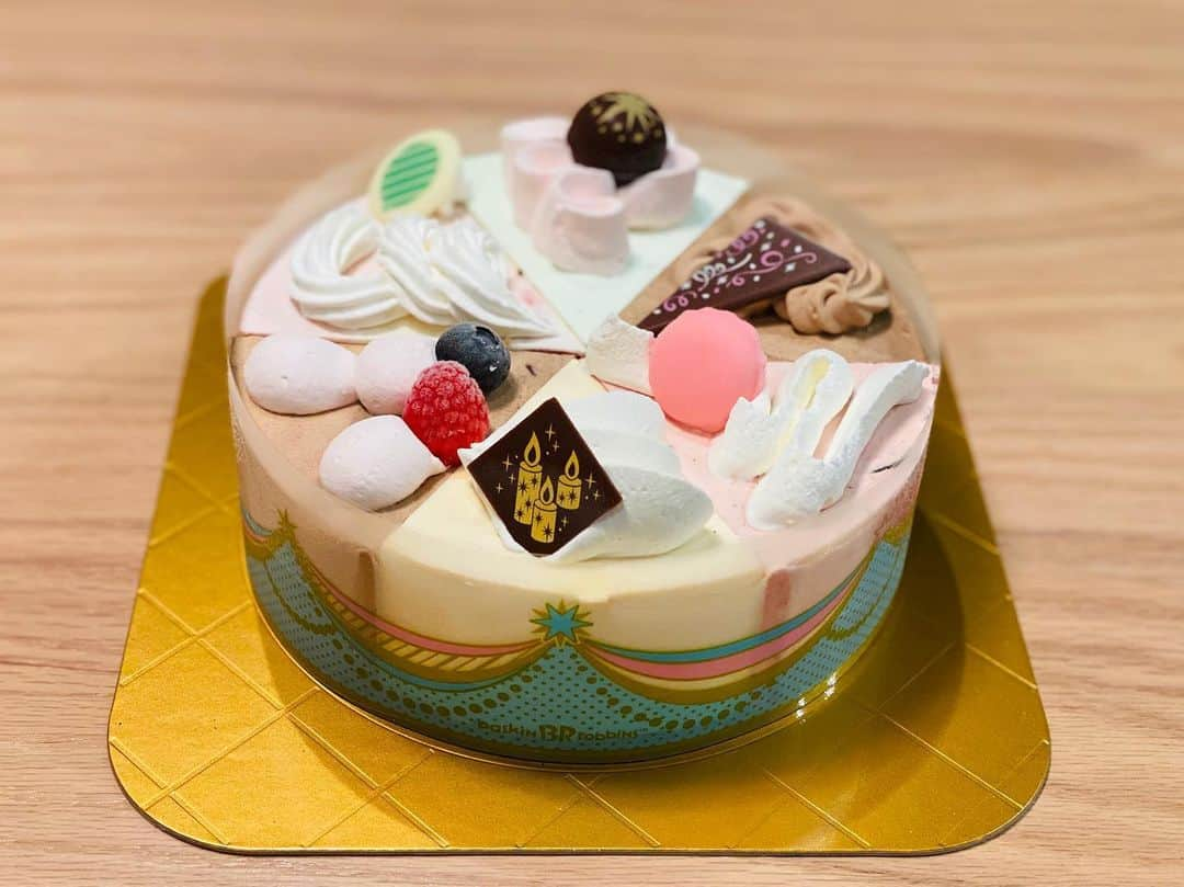 古屋敷沙耶さんのインスタグラム写真 - (古屋敷沙耶Instagram)「私事ですが、本日31歳の誕生日を迎えました☺︎ 今年は出産、子育てを全力で頑張ります☘ メッセージをくださった皆さん、ありがとうございます🥰 . . . 1枚目 31歳、なので、アイスケーキでお祝いです。笑 しかも、一昨日、昨日、今日と3日連続で😂 (いつもは体重管理かなり気を付けているのに、この3日間で水の泡になった気が。笑) . . 2枚目 門川町の桃源郷岬へ。 ちょうど雨も止み、最高の景色を見ることが出来ました！ . . 3枚目 プレミアム付き商品券を利用し、宮崎牛をいただきました♡ 明日から歩くぞー！😂 . . . 今まで当たり前のように自分の誕生日を過ごしてきたけれど、私が産まれた日。 子供が産まれたら、誕生日の感じ方も変わるのかな。 今まで知らなかった感情を知るのが、今からとっても楽しみです！ . . . . . #31歳#31#誕生日 #これからもよろしくお願いします #アイスケーキ#桃源郷岬#紫陽花#アジサイ #宮崎牛#萌黄#プレミアム付き商品券」6月19日 20時08分 - mrt.furuyashiki