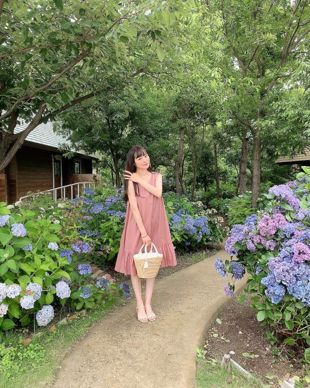 のインスタグラム：「こんばんは🌷最近はブログばかりで インスタはお久しぶりになってしまいました…😭💦 . 少し前、紫陽花園に行った時の写真♪ 満開でとってもキレイでした☔️💫 お気に入りのワンピースも着れて幸せ！💕 (ブランド全てタグ付けしています) . #コーディネート #ママコーデ #jillbyjillstuart #ジルバイジルスチュアート #prada #プラダ #かごバッグ #orientaltraffic #オリエンタルトラフィック #紫陽花」